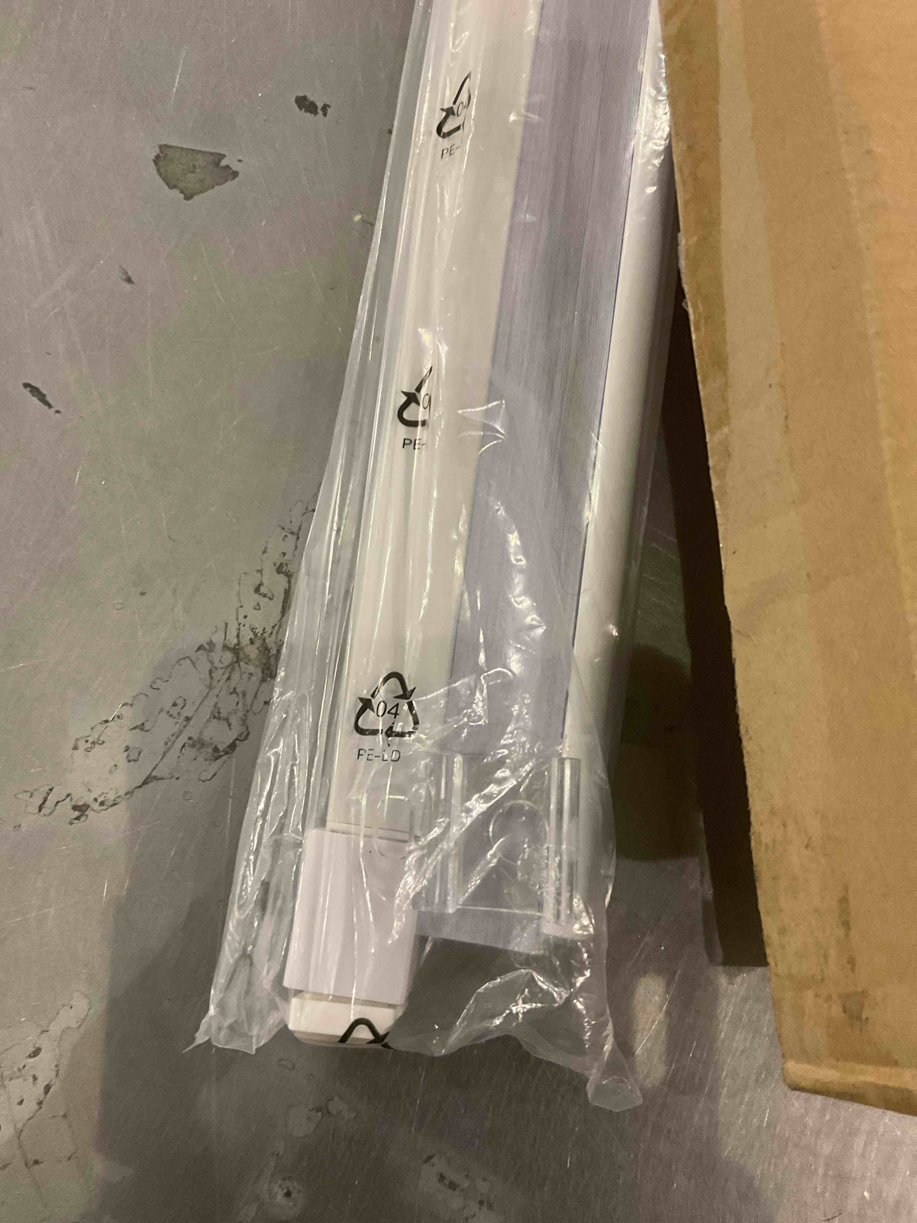 https://s3.amazonaws.com/lotting-images-prod/bidfta/PPE2578013_1745235996909.jpeg