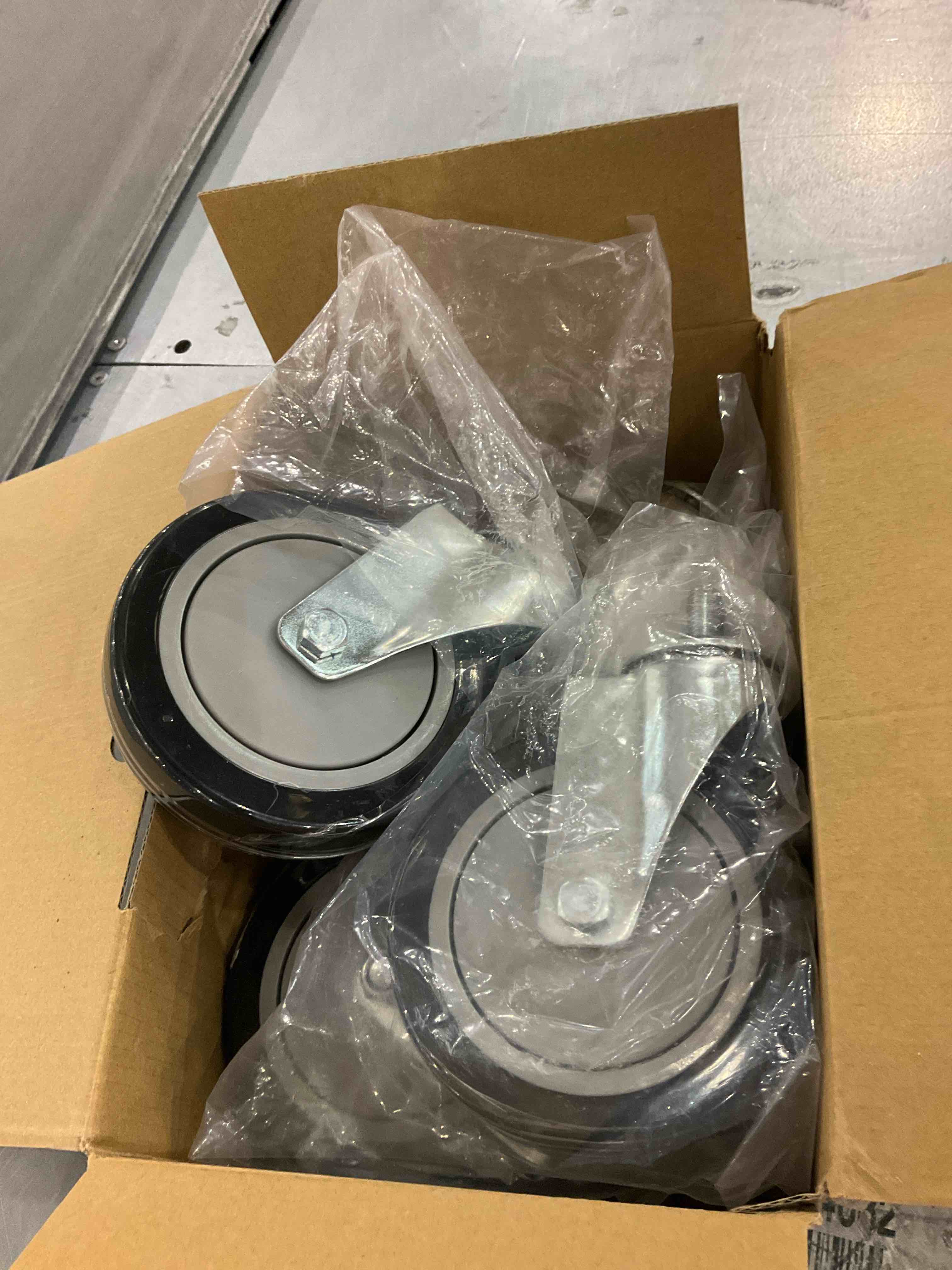 https://s3.amazonaws.com/lotting-images-prod/bidfta/PPE2578187_1745242158051.jpeg