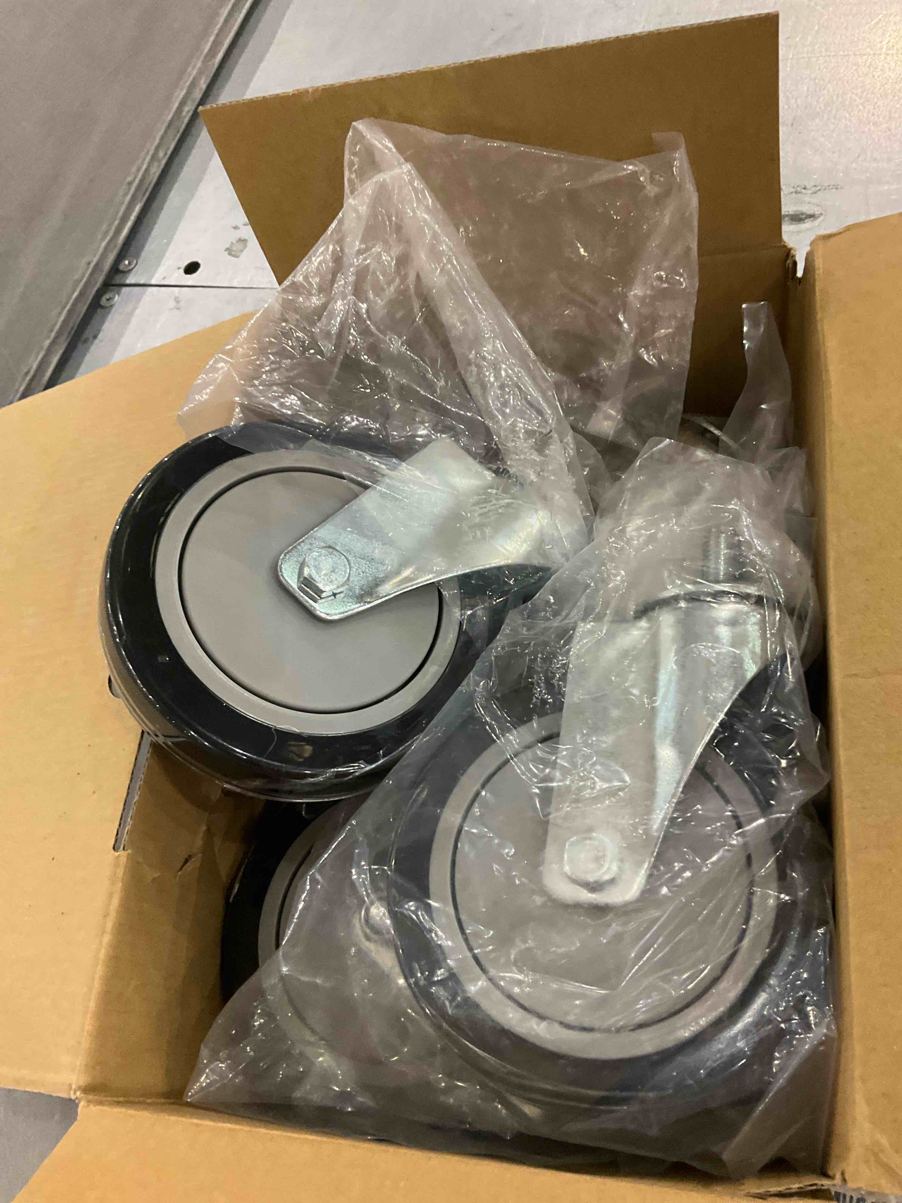 https://s3.amazonaws.com/lotting-images-prod/bidfta/PPE2578187_1745242158921.jpeg