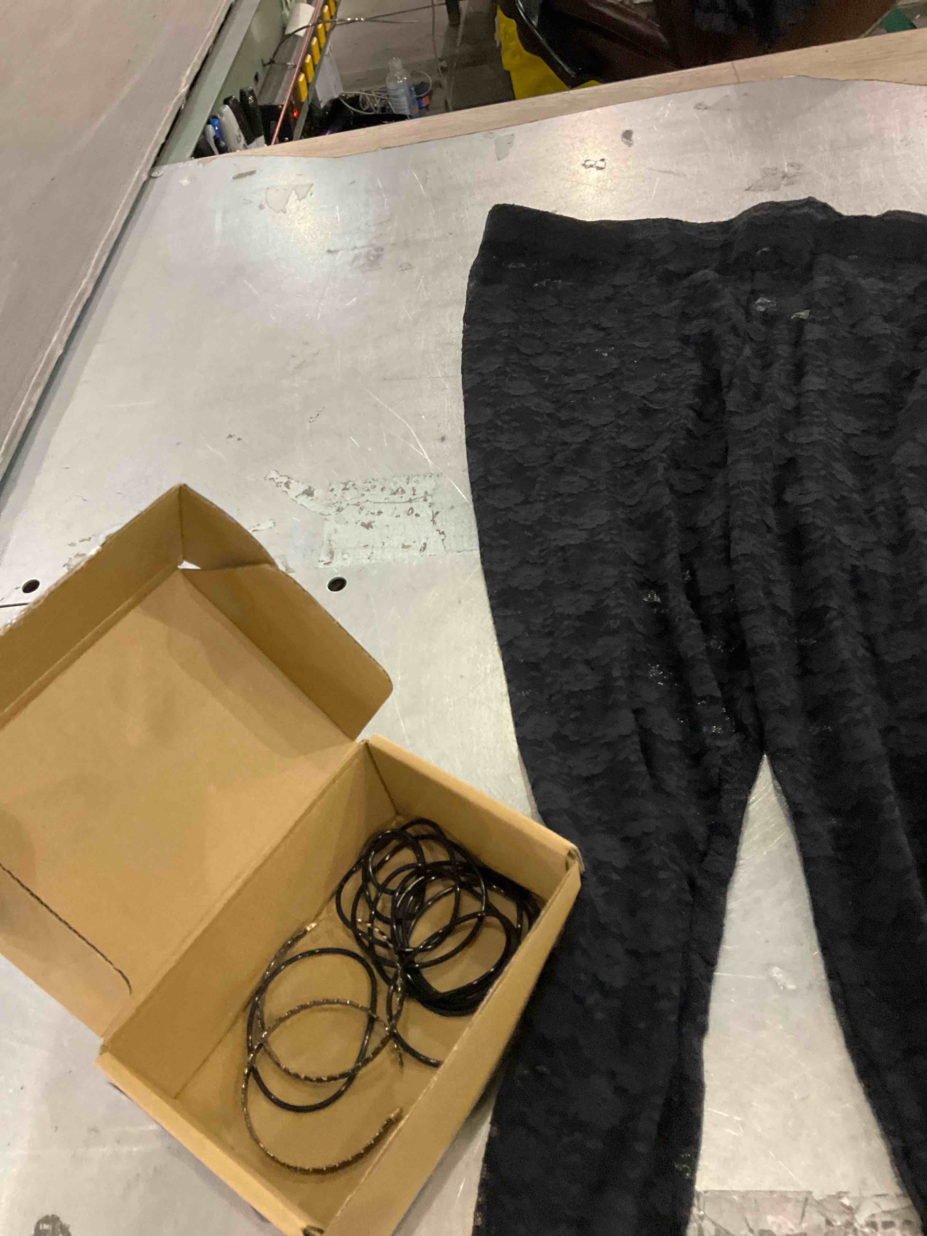 https://s3.amazonaws.com/lotting-images-prod/bidfta/PPE2578445_1745248723999.jpeg