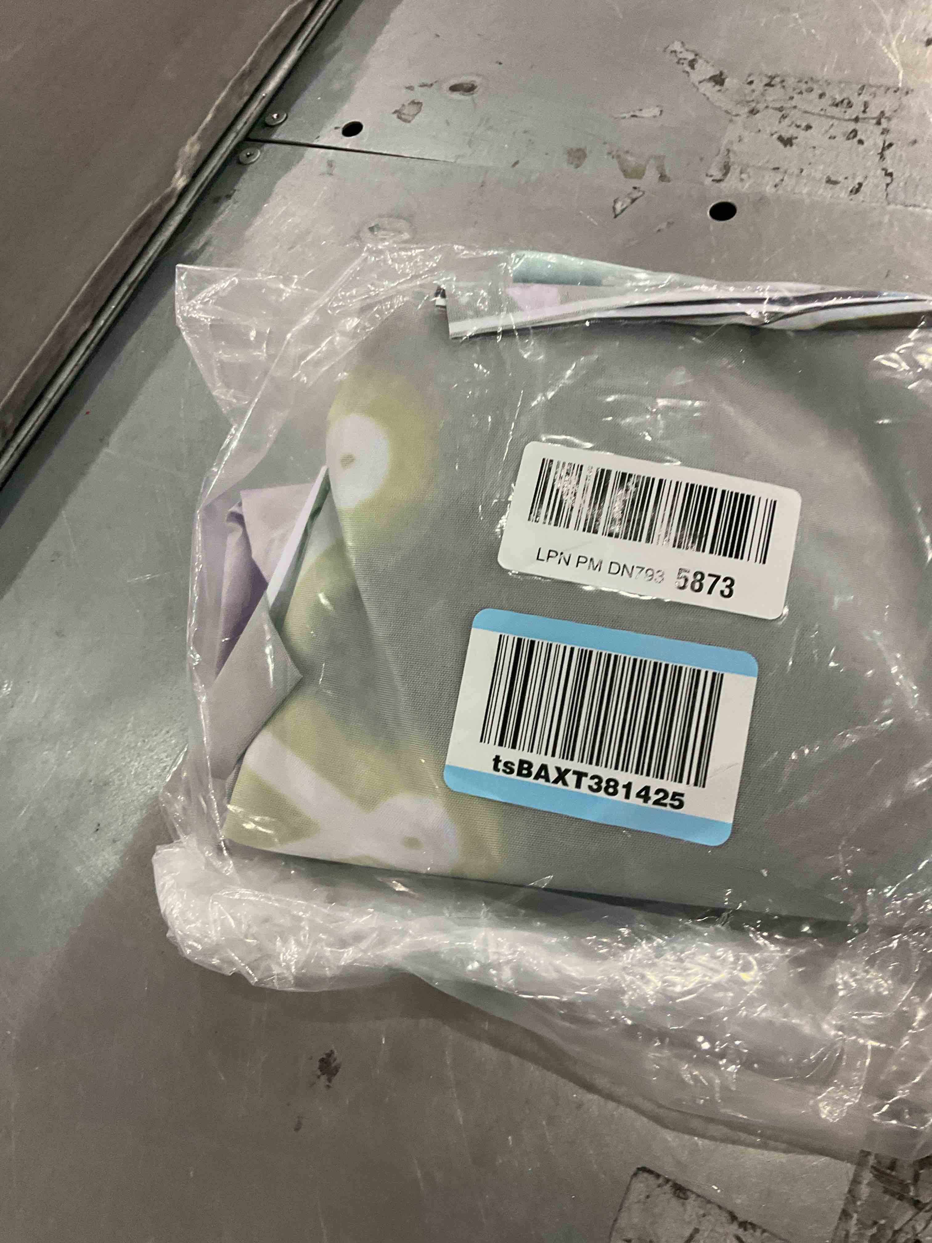 https://s3.amazonaws.com/lotting-images-prod/bidfta/PPE2578484_1745249462254.jpeg