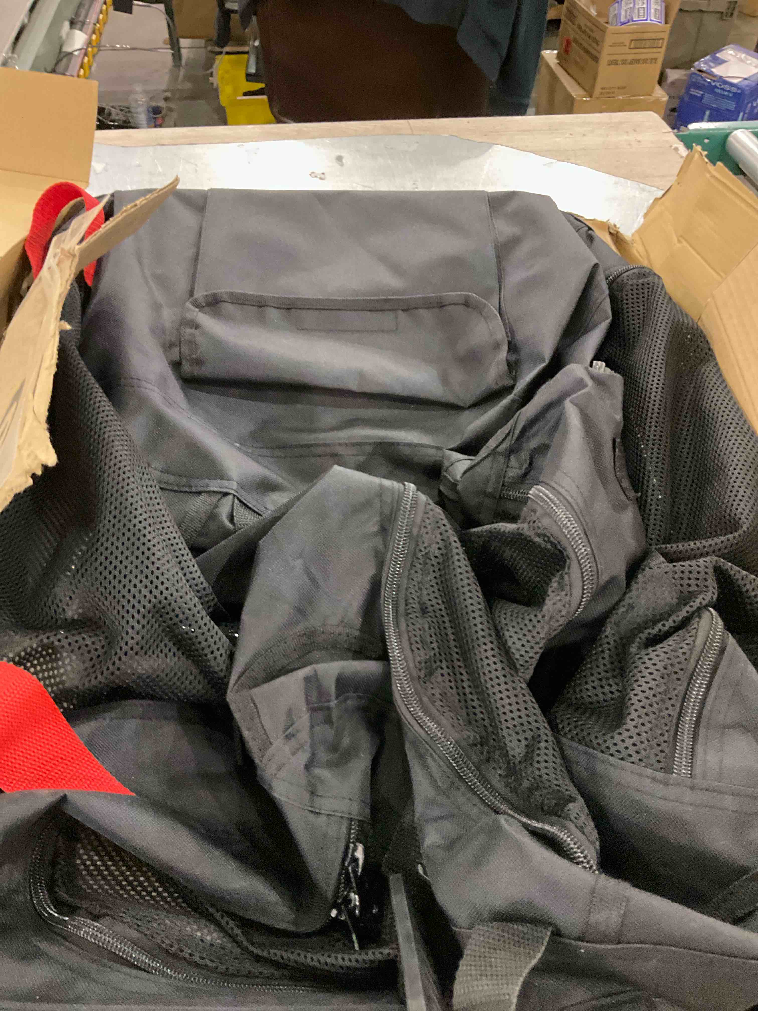 https://s3.amazonaws.com/lotting-images-prod/bidfta/PPE2578828_1745325220905.jpeg