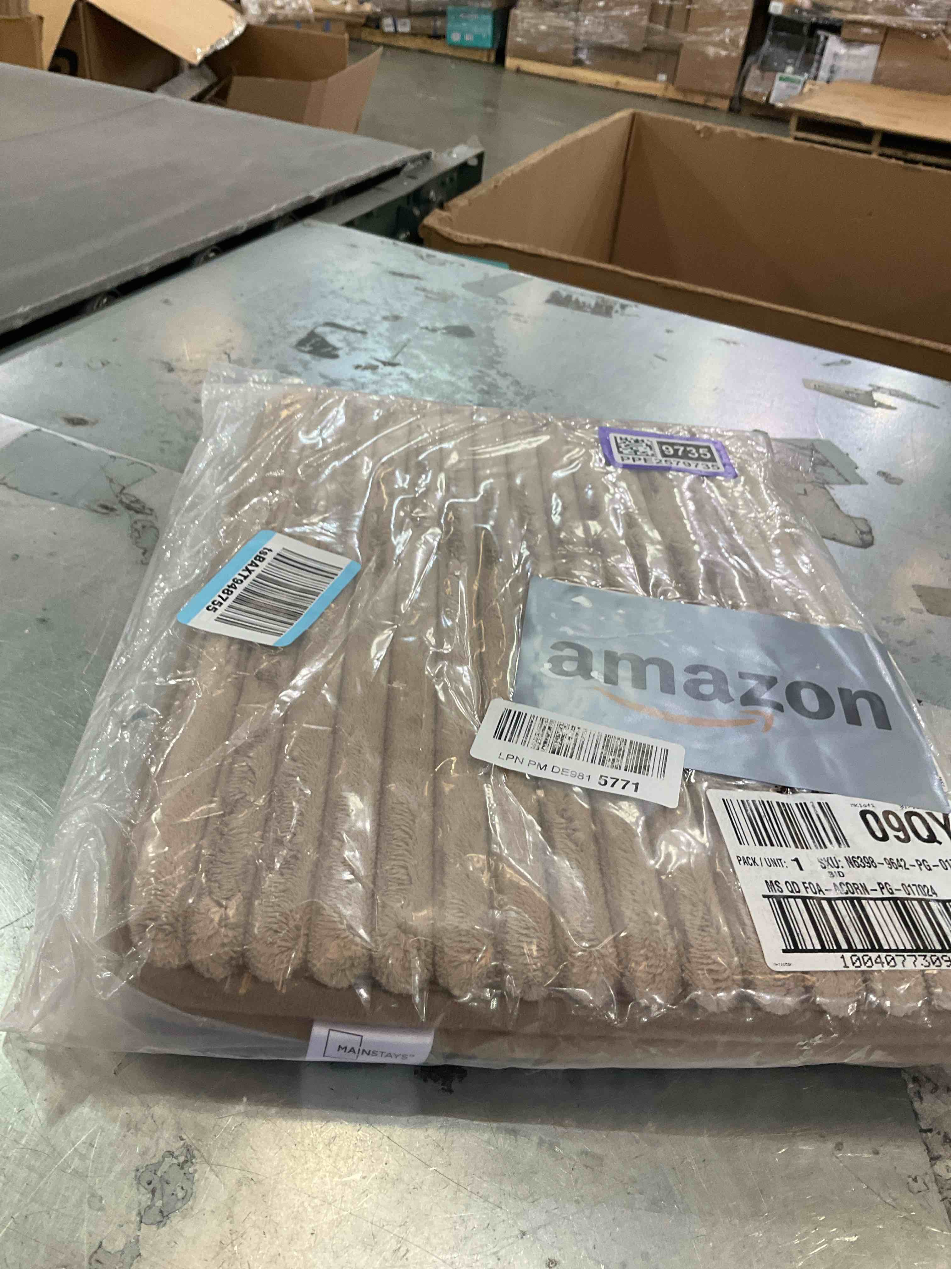 https://s3.amazonaws.com/lotting-images-prod/bidfta/PPE2579735_1745427570129.jpeg