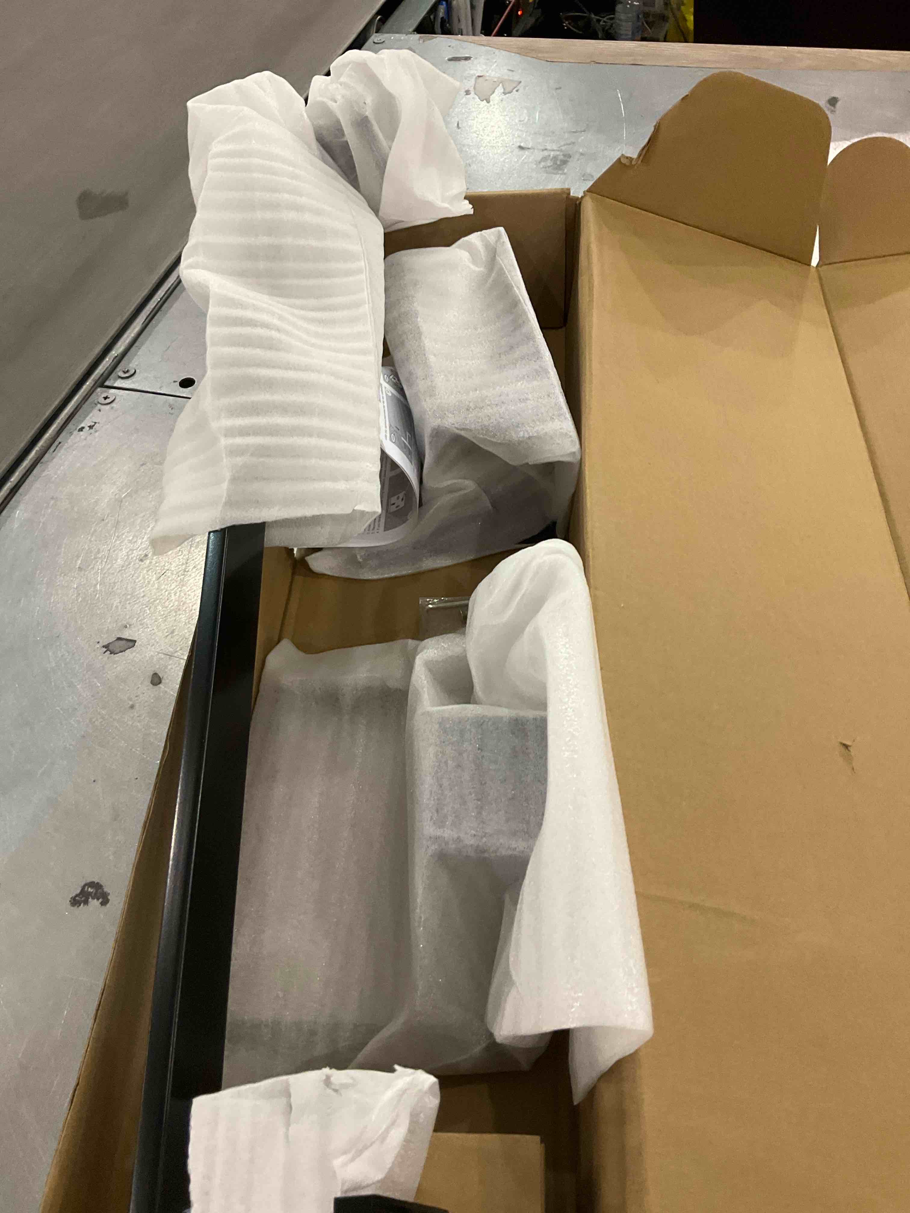 https://s3.amazonaws.com/lotting-images-prod/bidfta/PPE2579786_1745410165283.jpeg