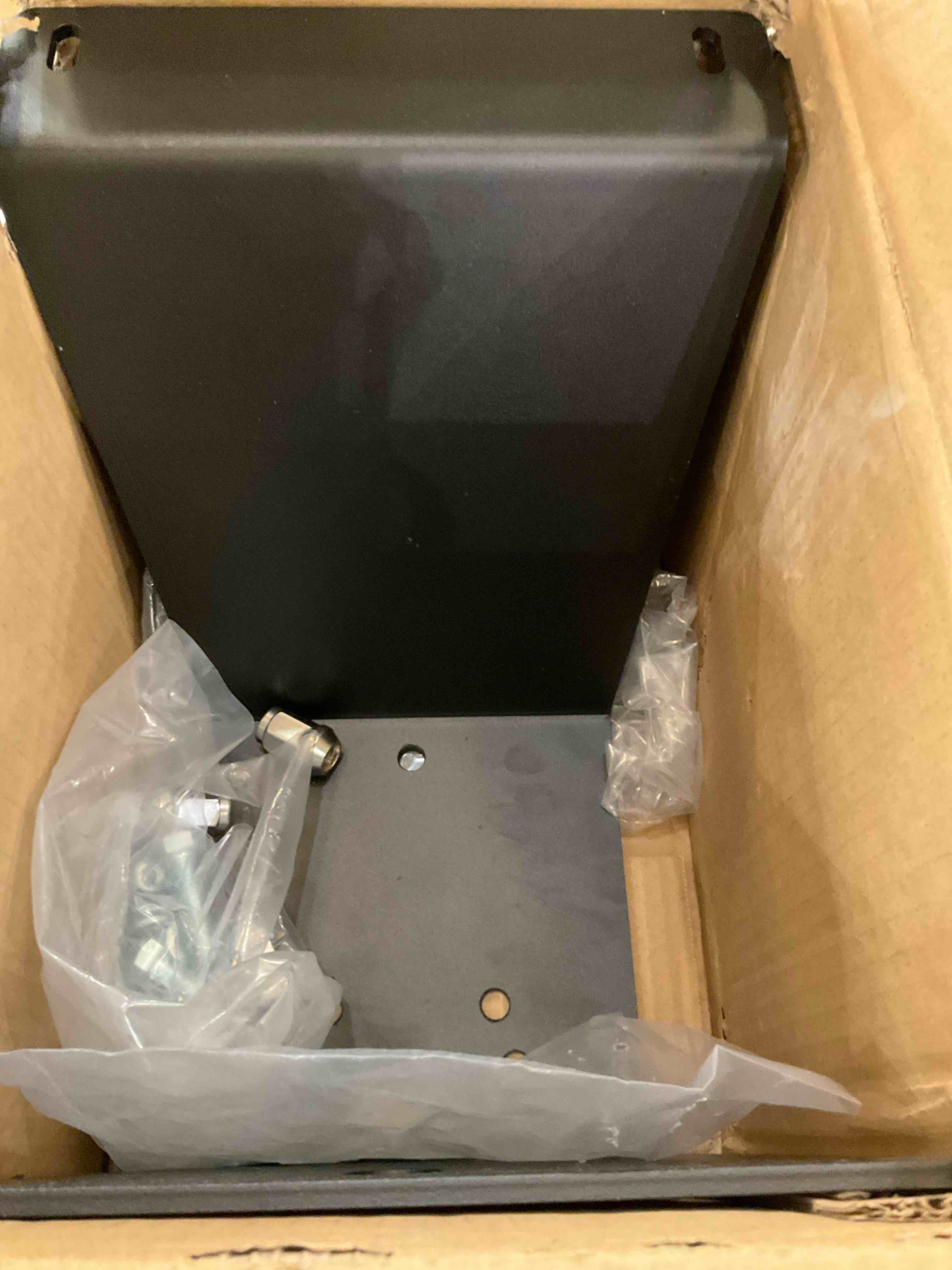 https://s3.amazonaws.com/lotting-images-prod/bidfta/PPE2580540_1745430048904.jpeg