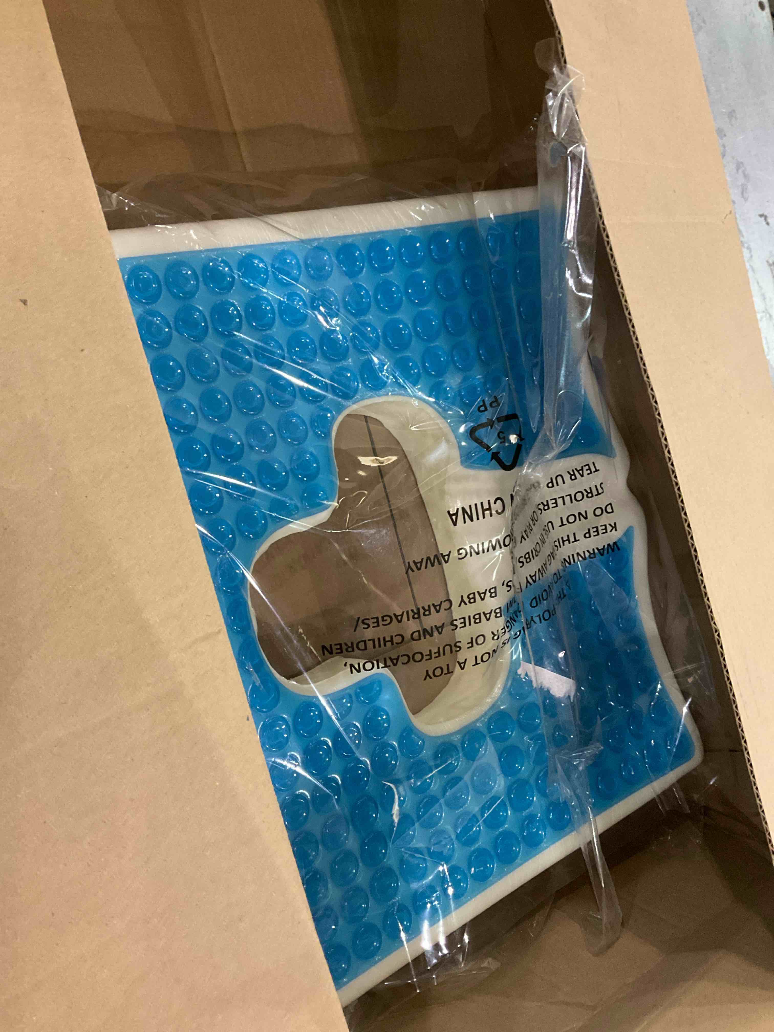 https://s3.amazonaws.com/lotting-images-prod/bidfta/PPE2581383_1745502318576.jpeg