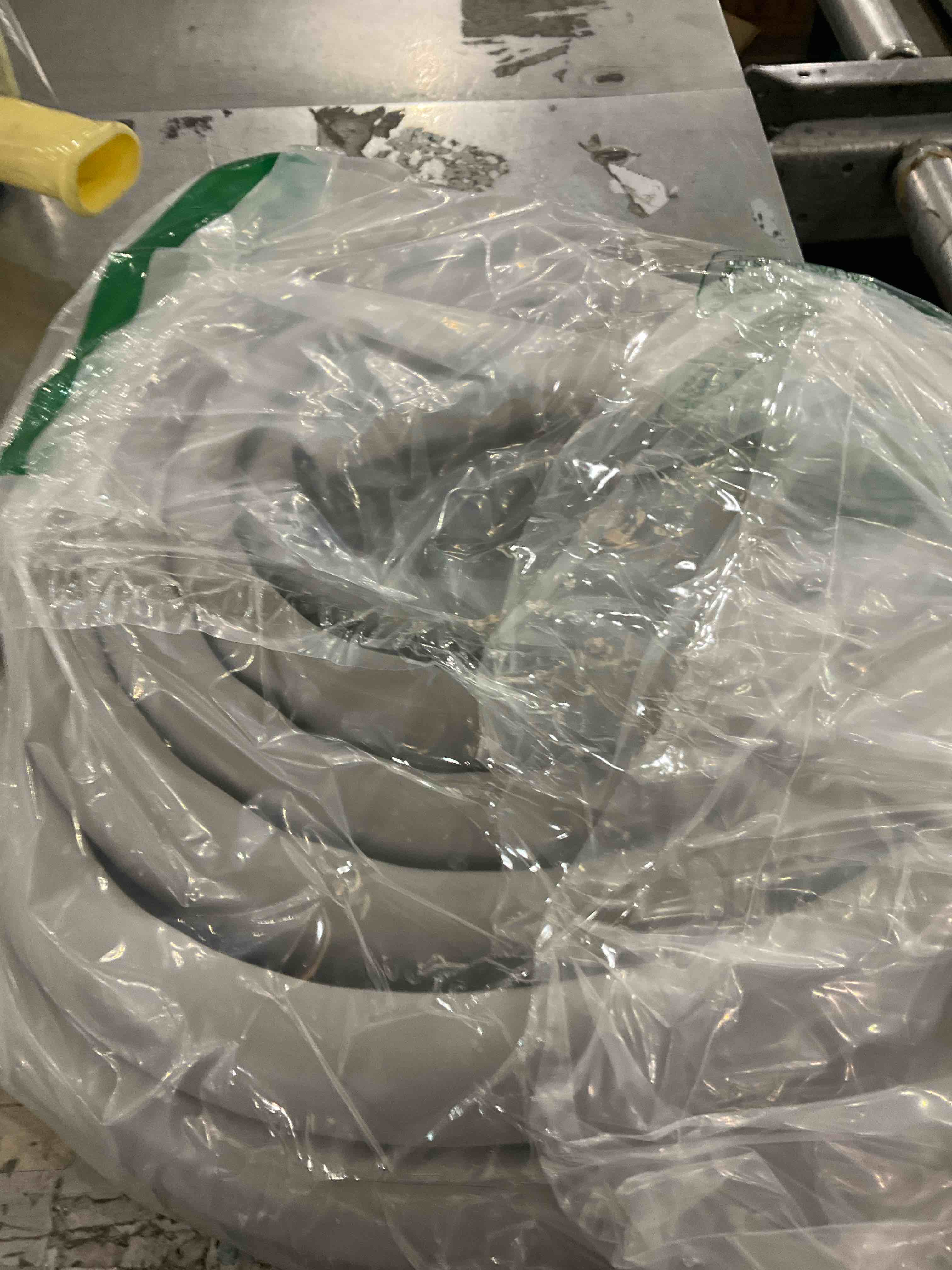 https://s3.amazonaws.com/lotting-images-prod/bidfta/PPE2581536_1745506845955.jpeg