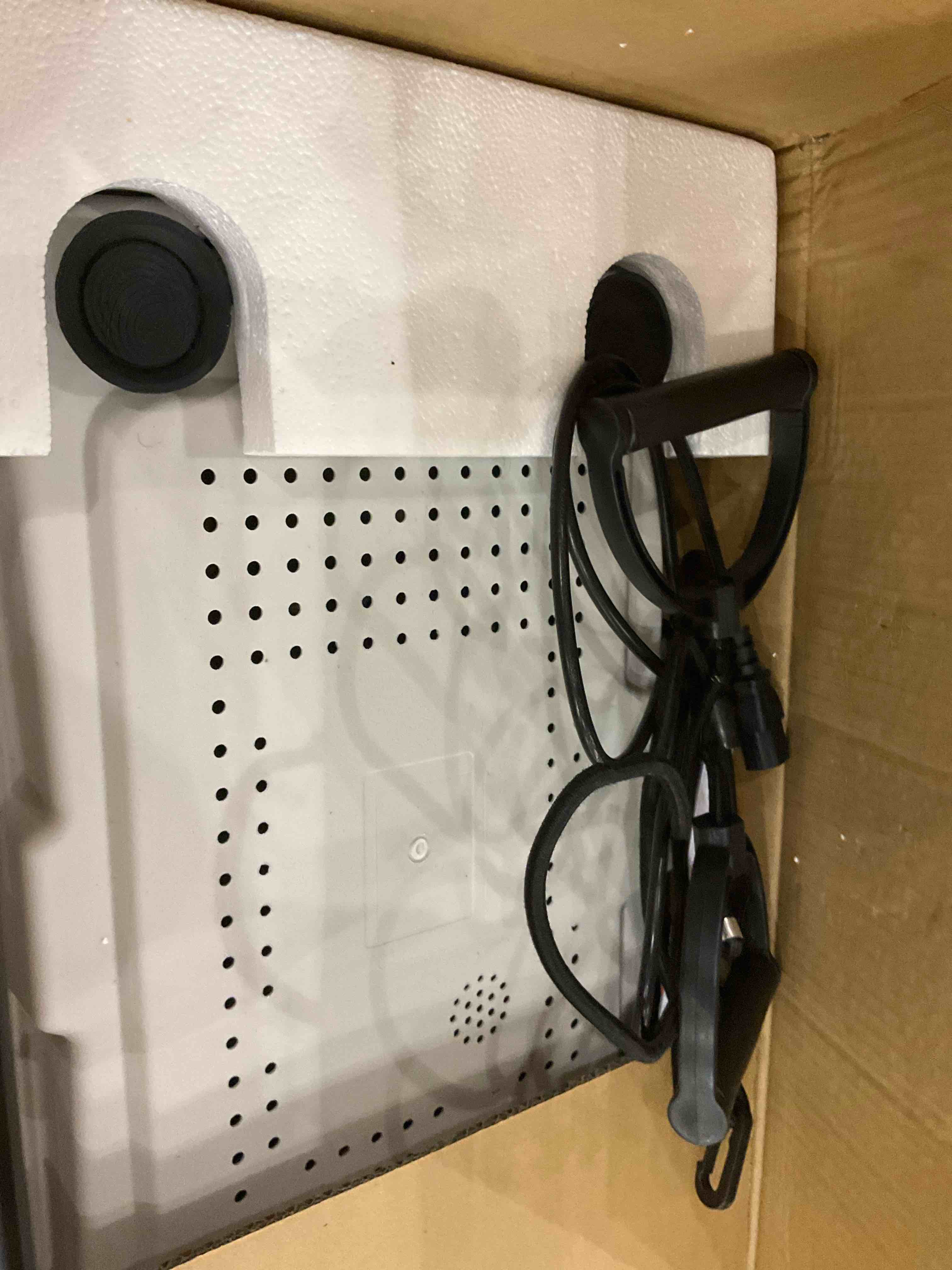 https://s3.amazonaws.com/lotting-images-prod/bidfta/PPE2582528_1745603265369.jpeg