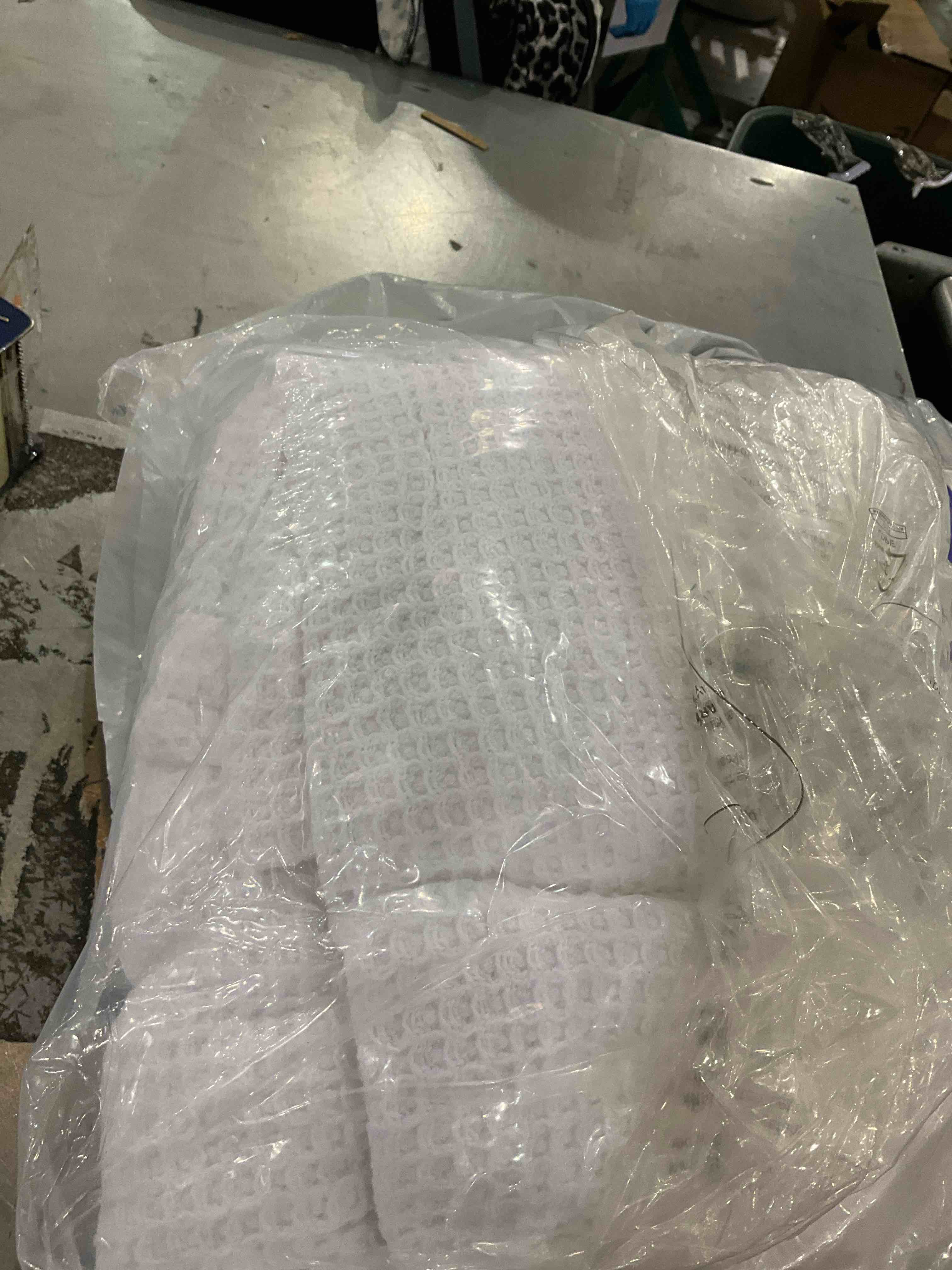 https://s3.amazonaws.com/lotting-images-prod/bidfta/PPE2583548_1746020835577.jpeg