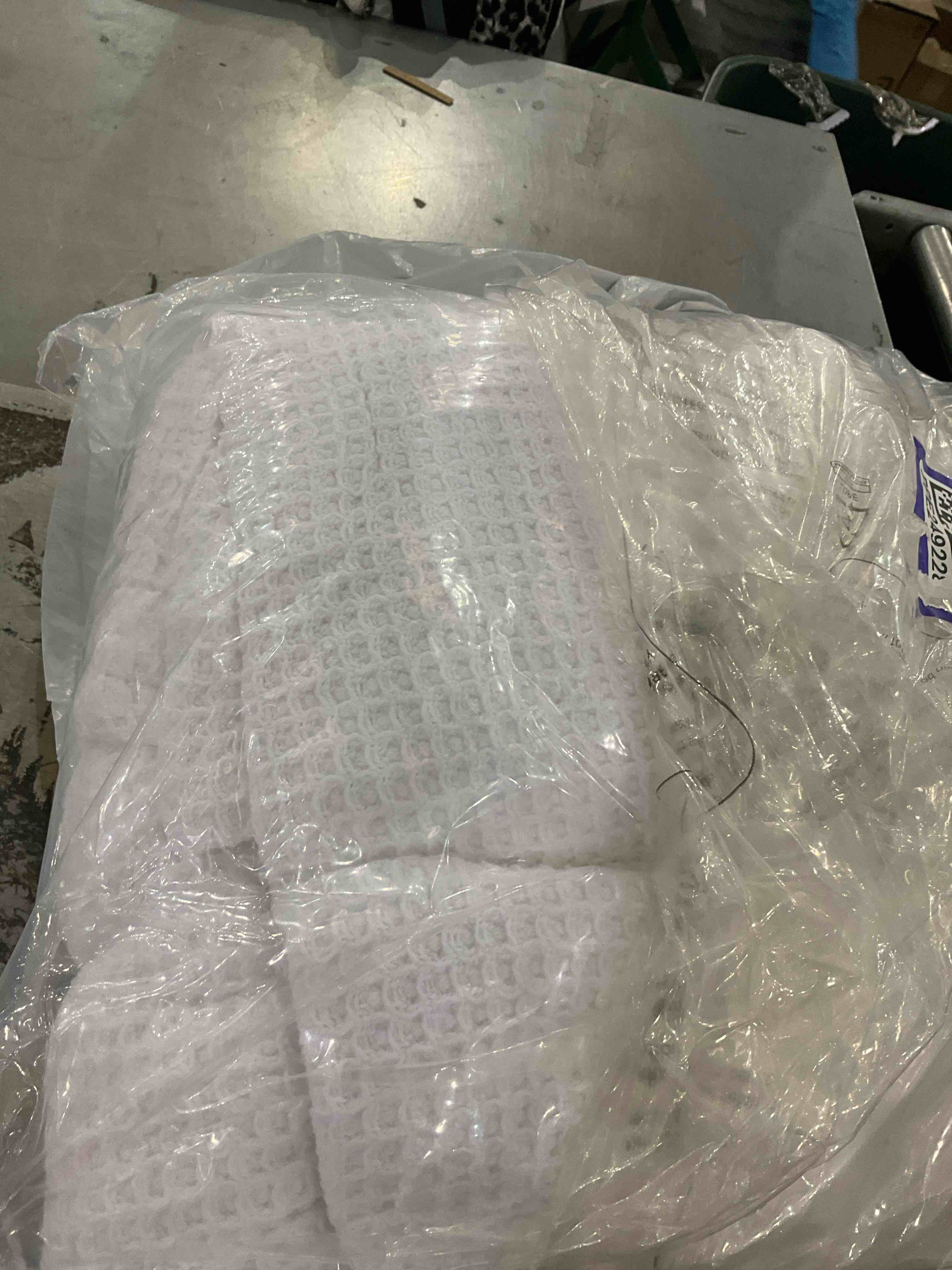 https://s3.amazonaws.com/lotting-images-prod/bidfta/PPE2583548_1746020836415.jpeg