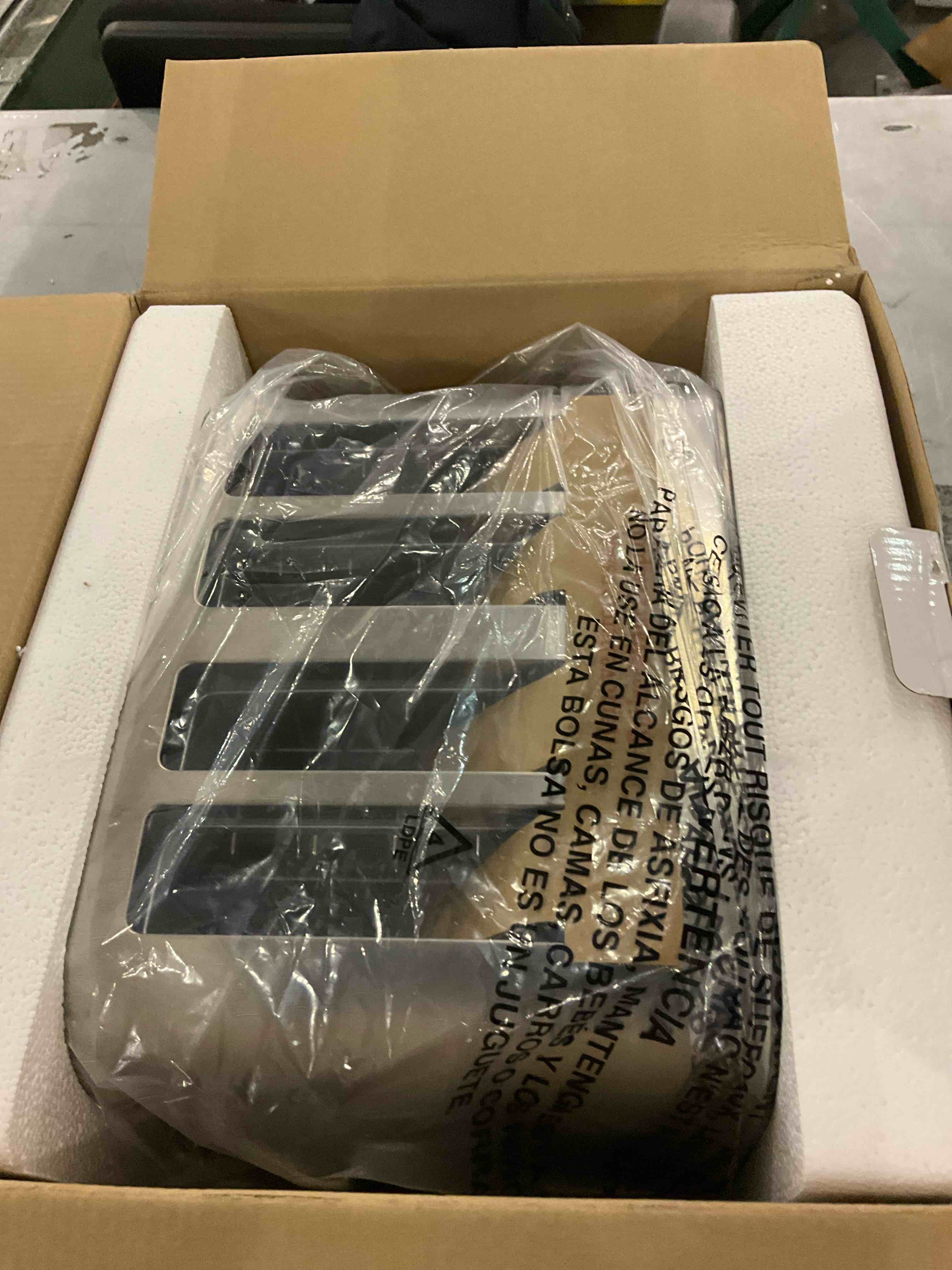 https://s3.amazonaws.com/lotting-images-prod/bidfta/PPE2583729_1745928026735.jpeg