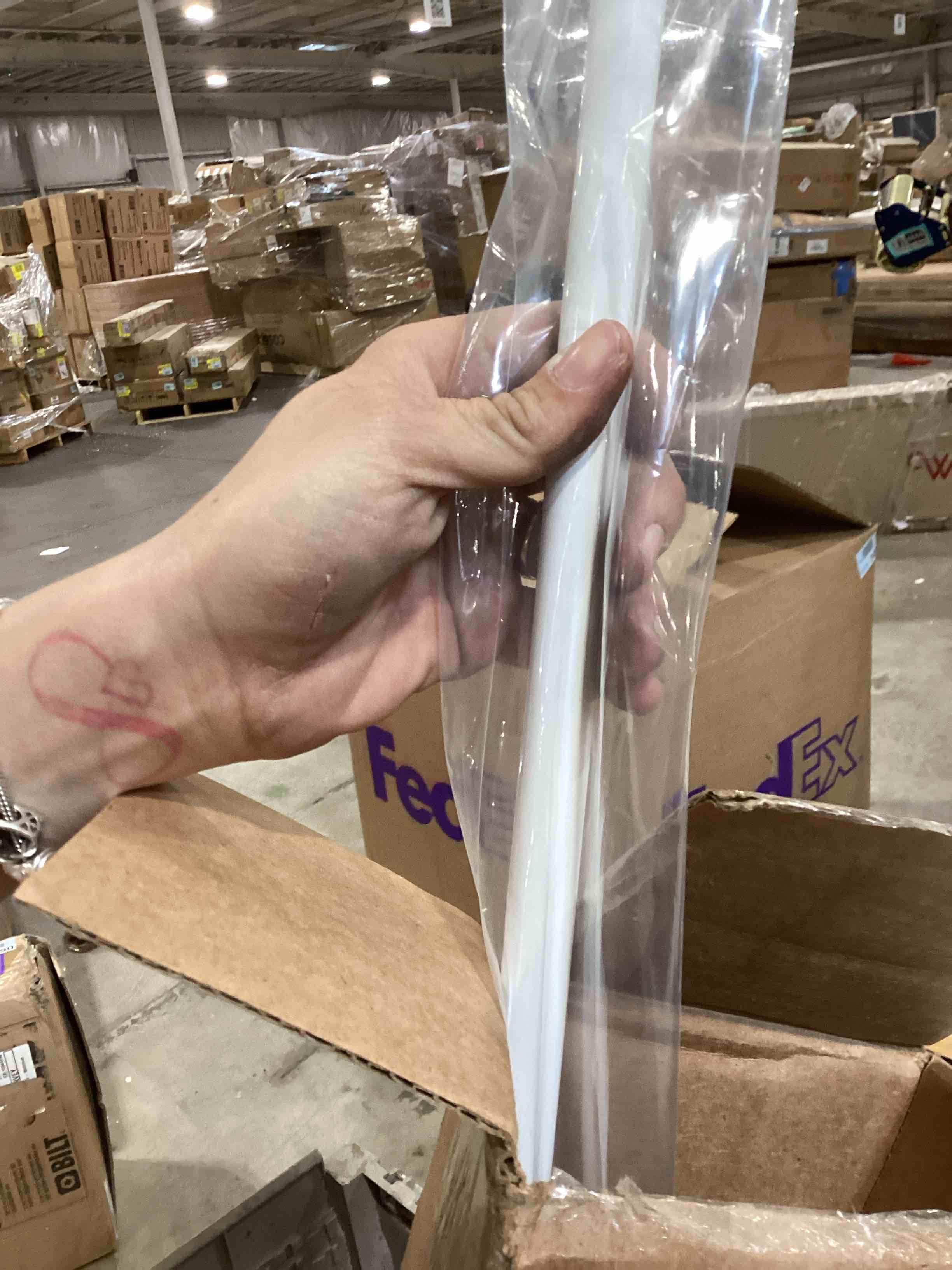 https://s3.amazonaws.com/lotting-images-prod/bidfta/PPE2590456_1752852689115.jpeg