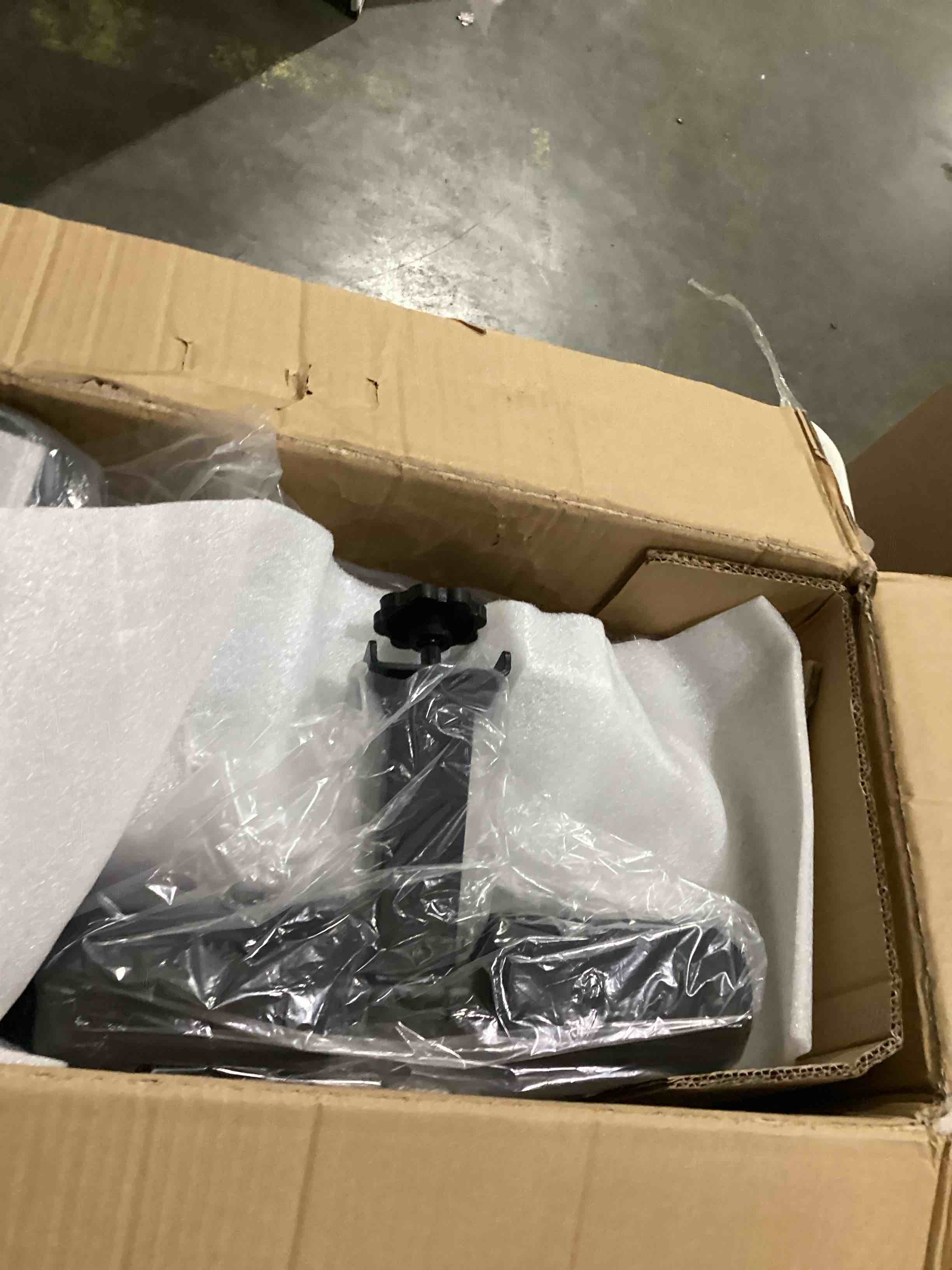 https://s3.amazonaws.com/lotting-images-prod/bidfta/PPE2898764_1750270316621.jpeg