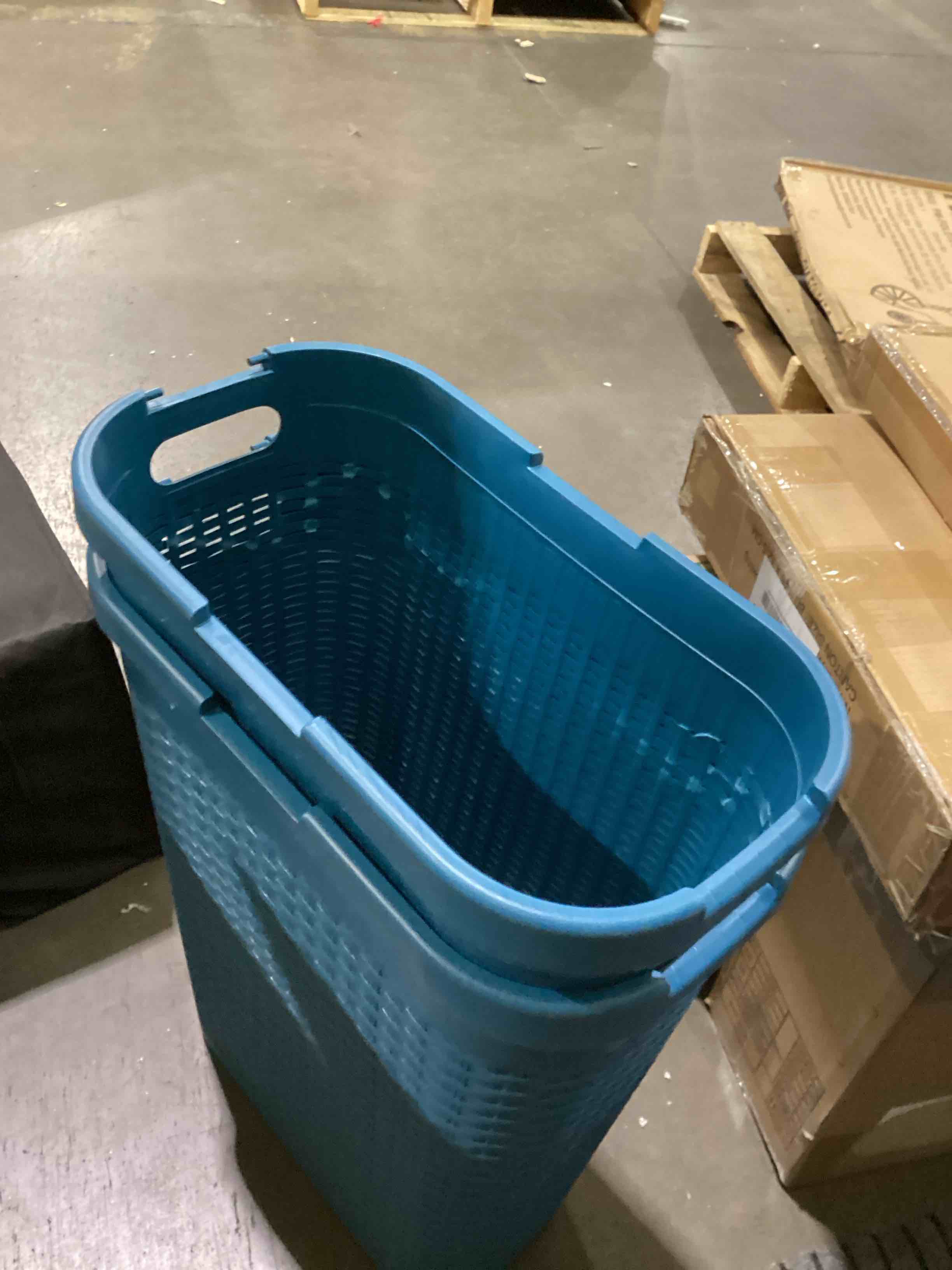 https://s3.amazonaws.com/lotting-images-prod/bidfta/PPE2898829_1750354627626.jpeg