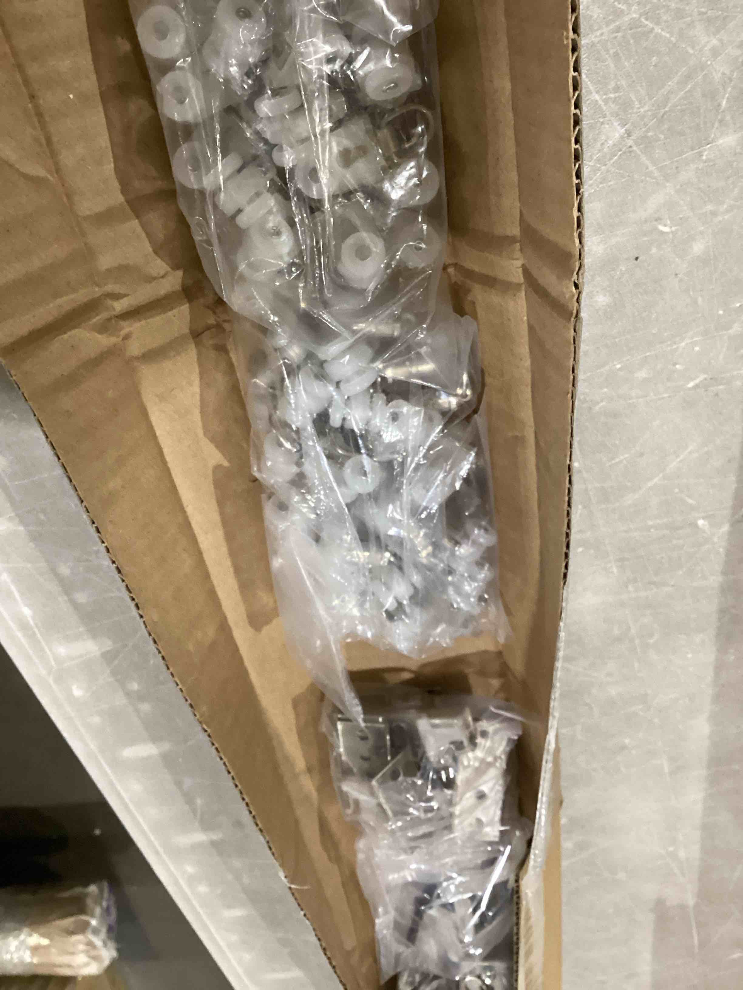 https://s3.amazonaws.com/lotting-images-prod/bidfta/PPE2898927_1750702241536.jpeg