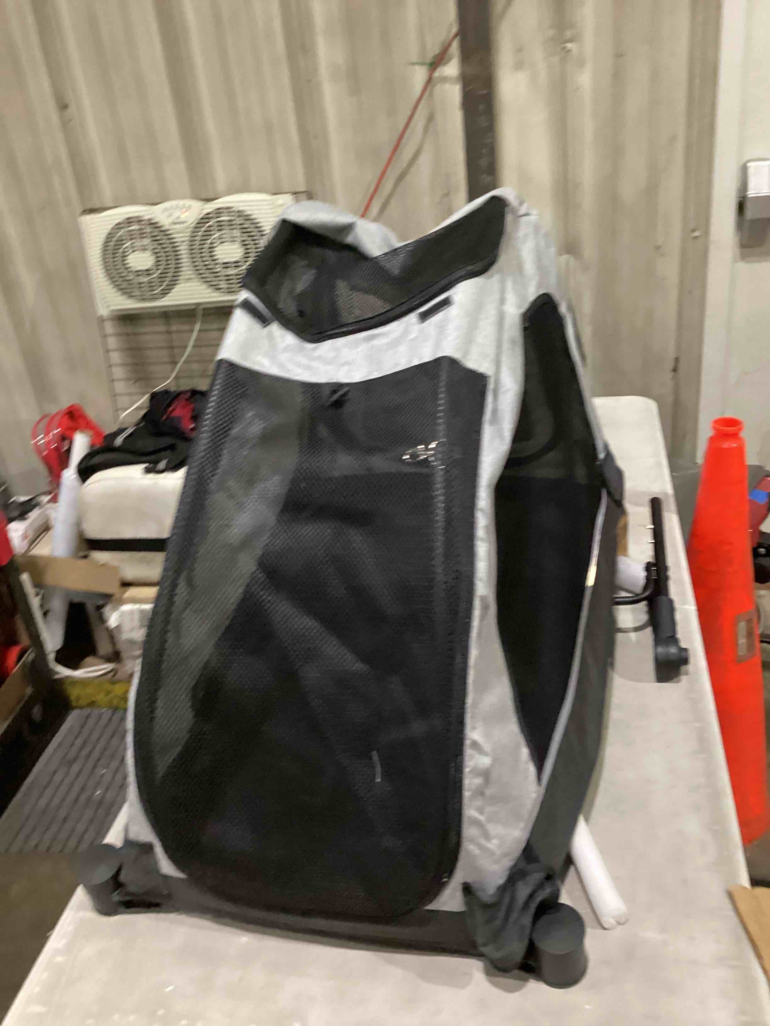 https://s3.amazonaws.com/lotting-images-prod/bidfta/PPE2898943_1750772625604.jpeg