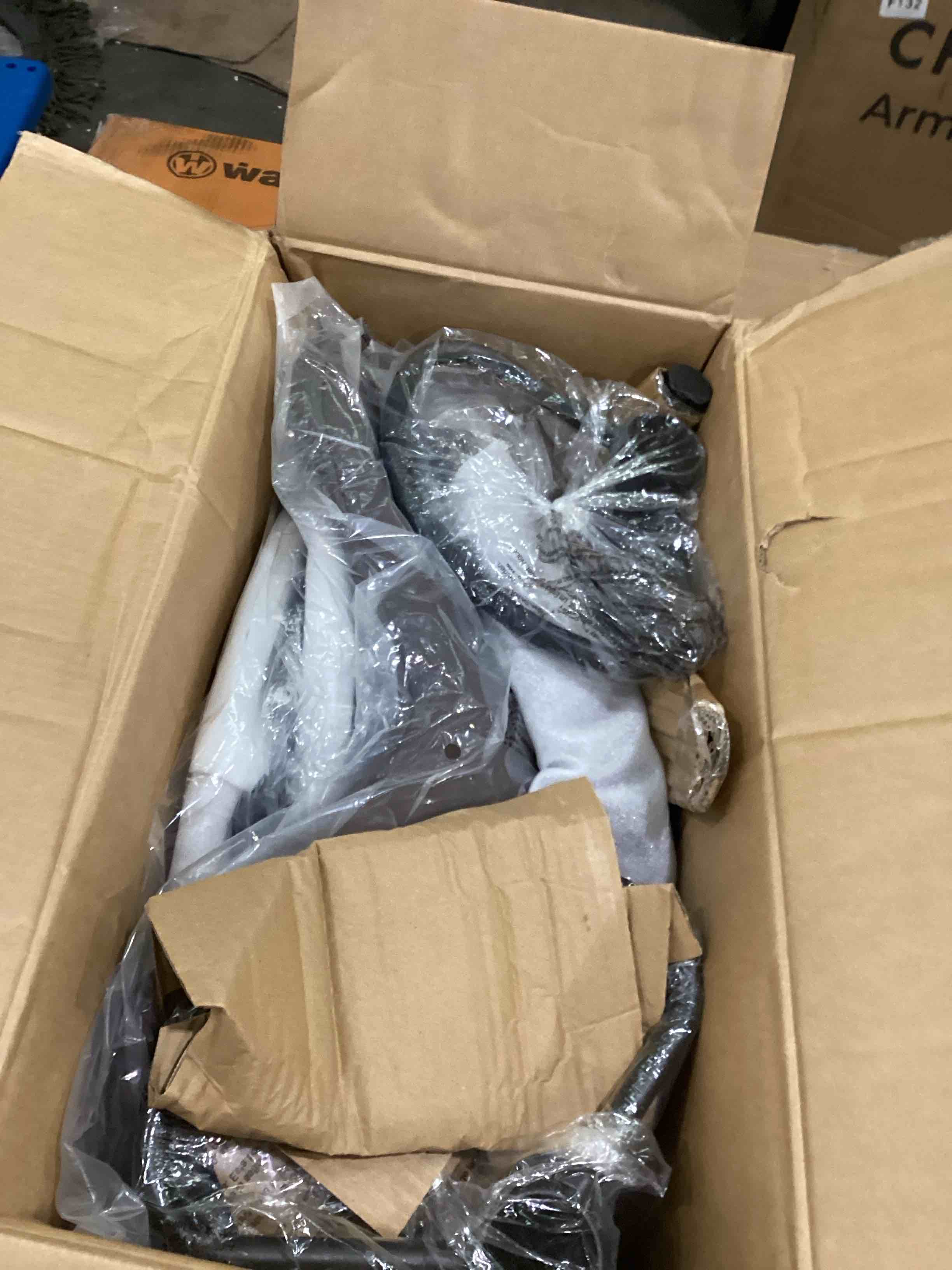 https://s3.amazonaws.com/lotting-images-prod/bidfta/PPE2898975_1750864947601.jpeg