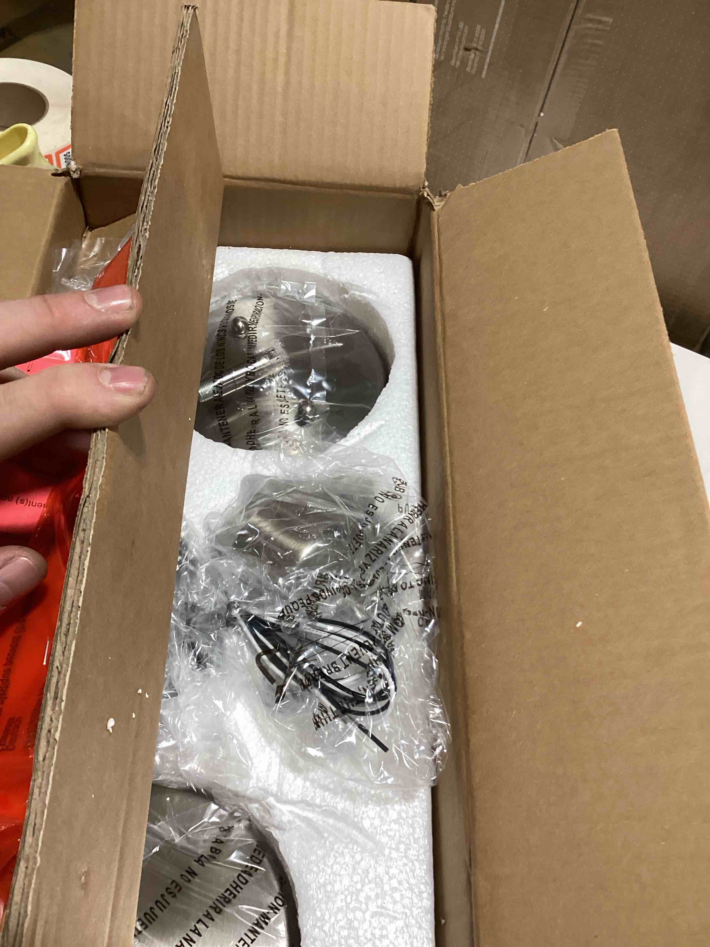 https://s3.amazonaws.com/lotting-images-prod/bidfta/PPE3209719_1760636581981.jpeg