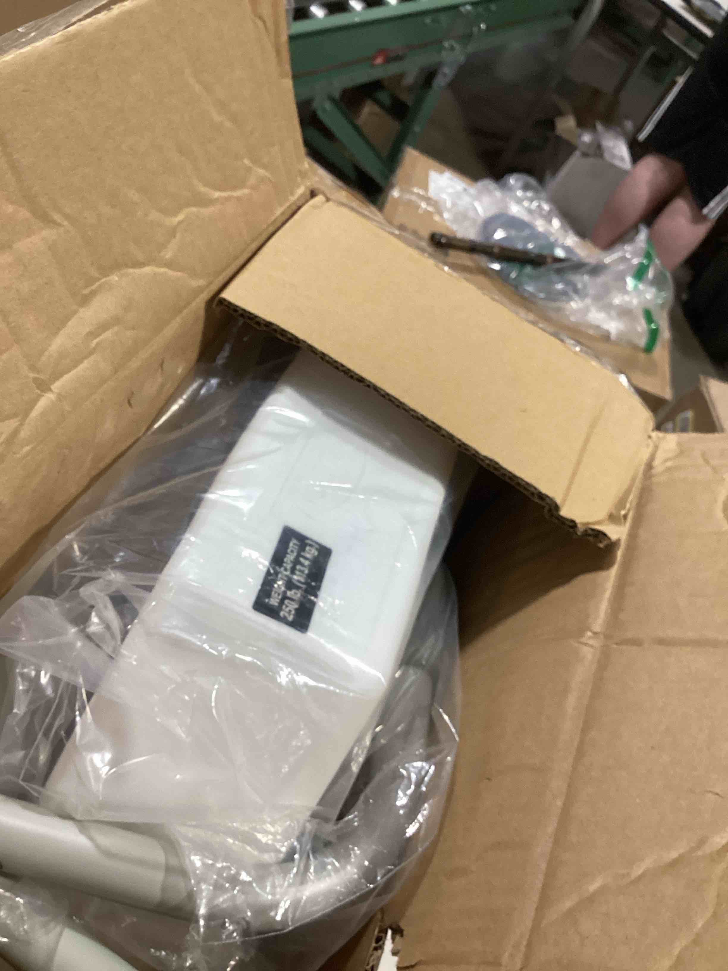 https://s3.amazonaws.com/lotting-images-prod/bidfta/PPE3210566_1761071015599.jpeg