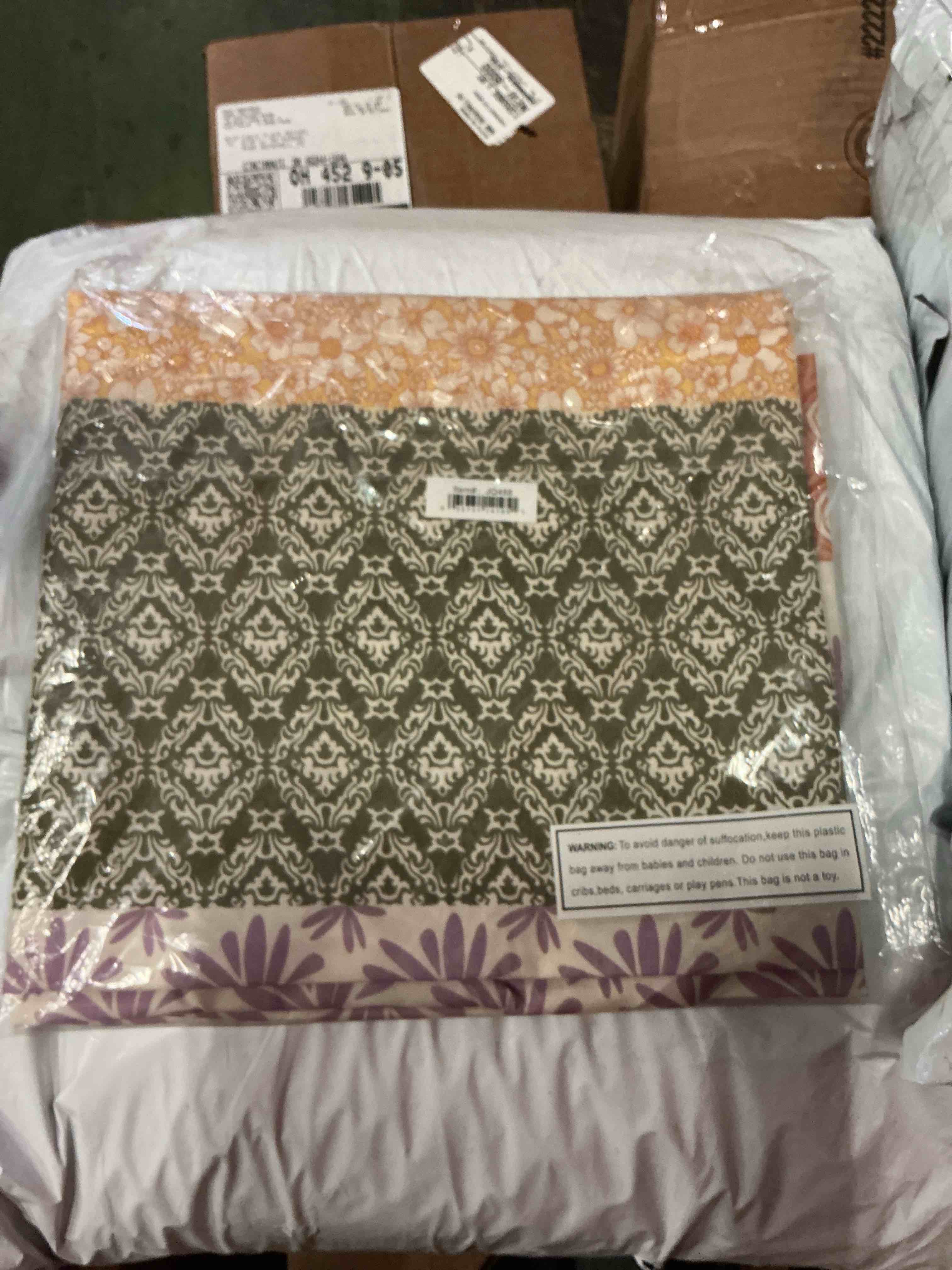 Condition photo showing New/Like New for pastel prairie valance 18”x84” 