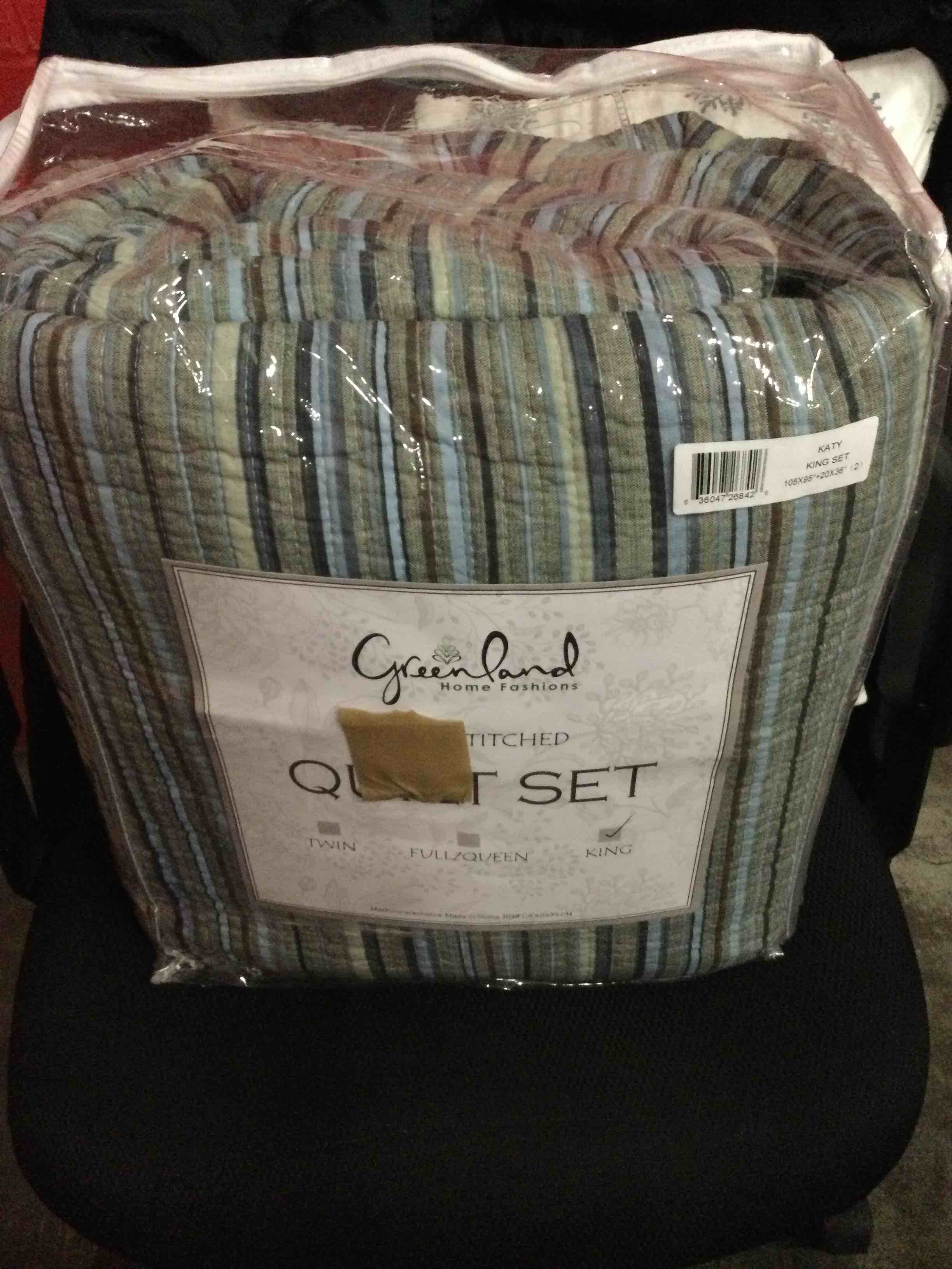 Condition photo showing New/Like New for greenland home katy quilt set, king, natural
