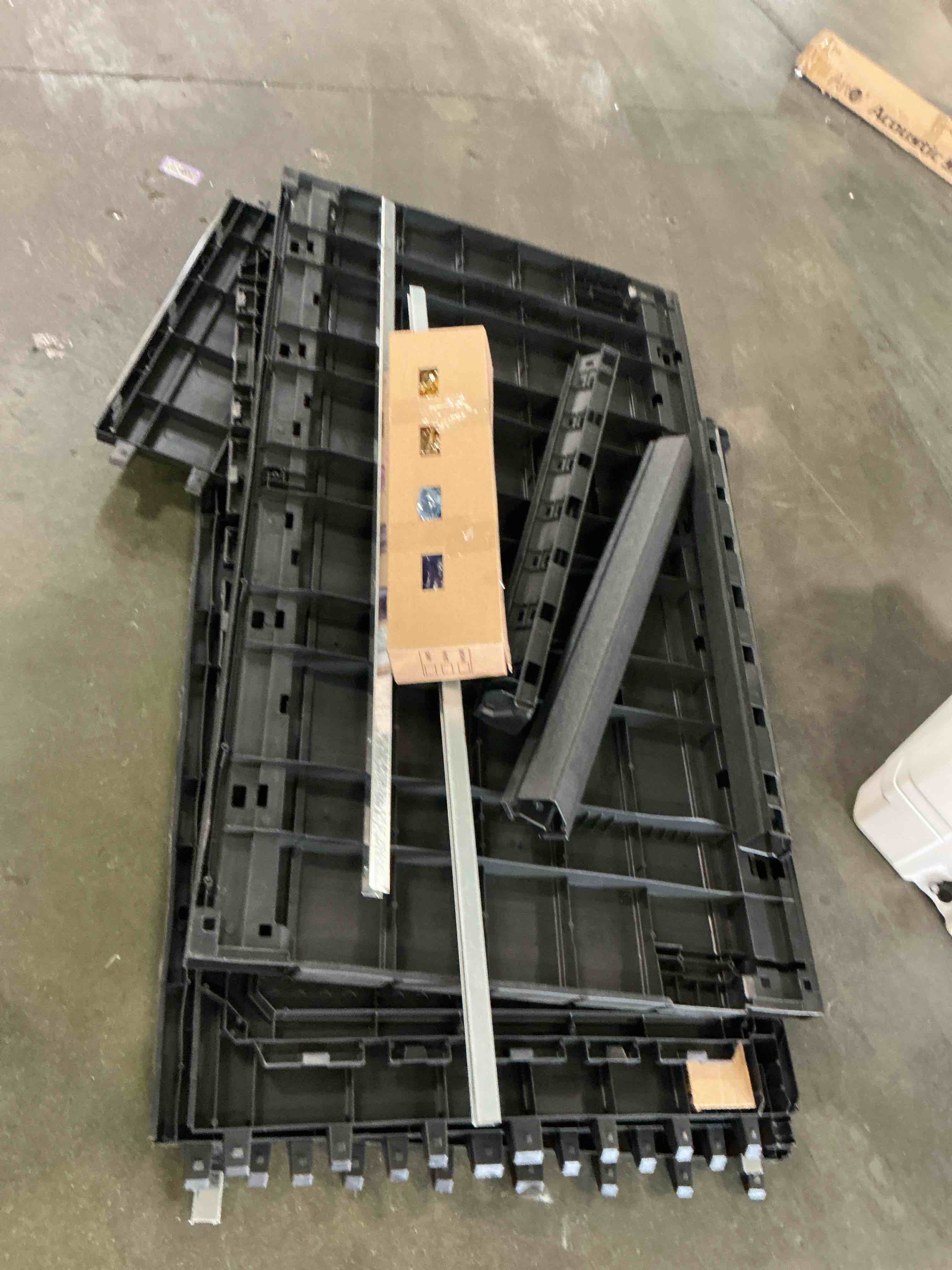 https://s3.amazonaws.com/lotting-images-prod/bidfta/PPE3301443_1755882775077.jpeg