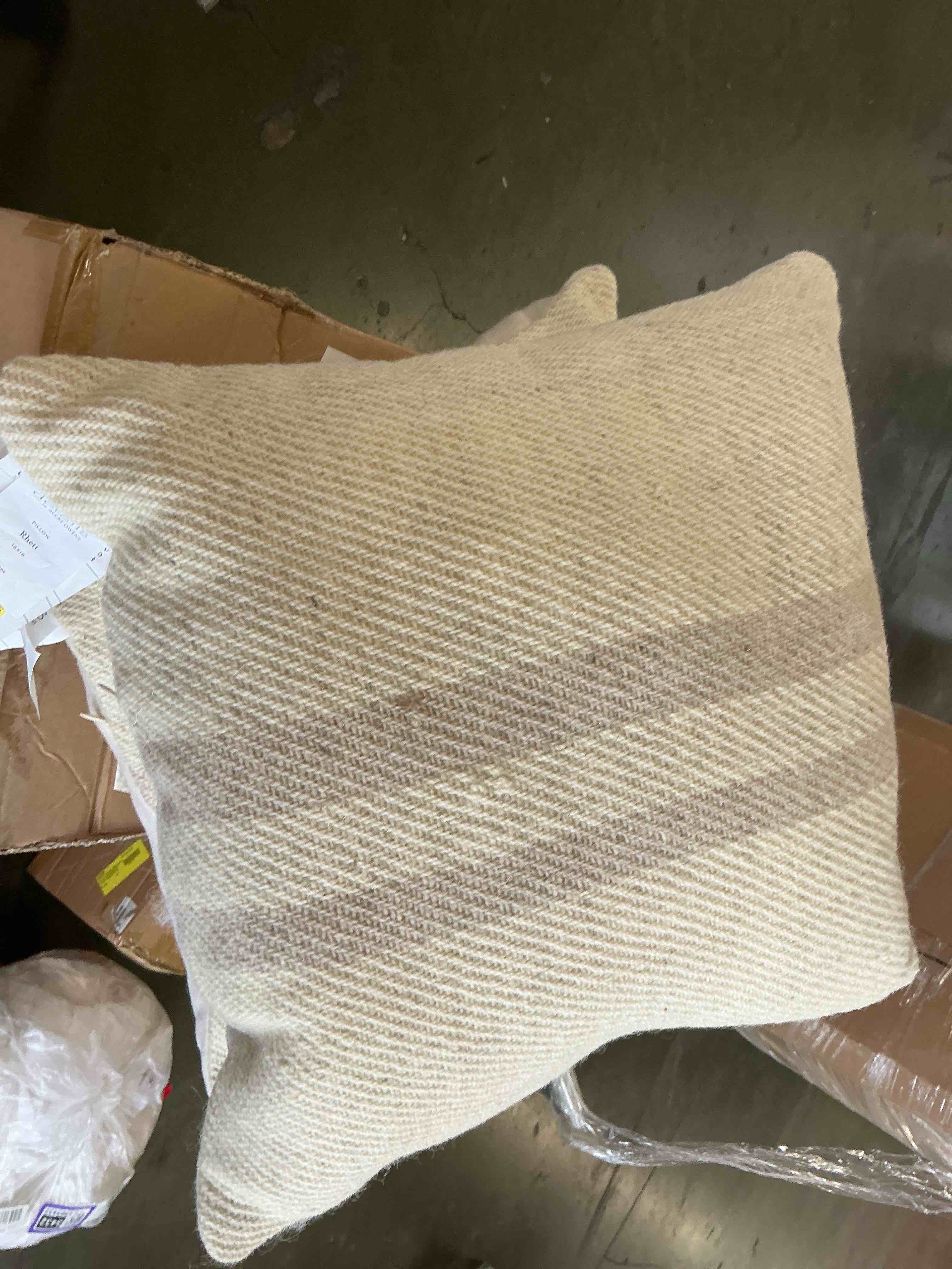 https://s3.amazonaws.com/lotting-images-prod/bidfta/PPE3303434_1758735711290.jpeg