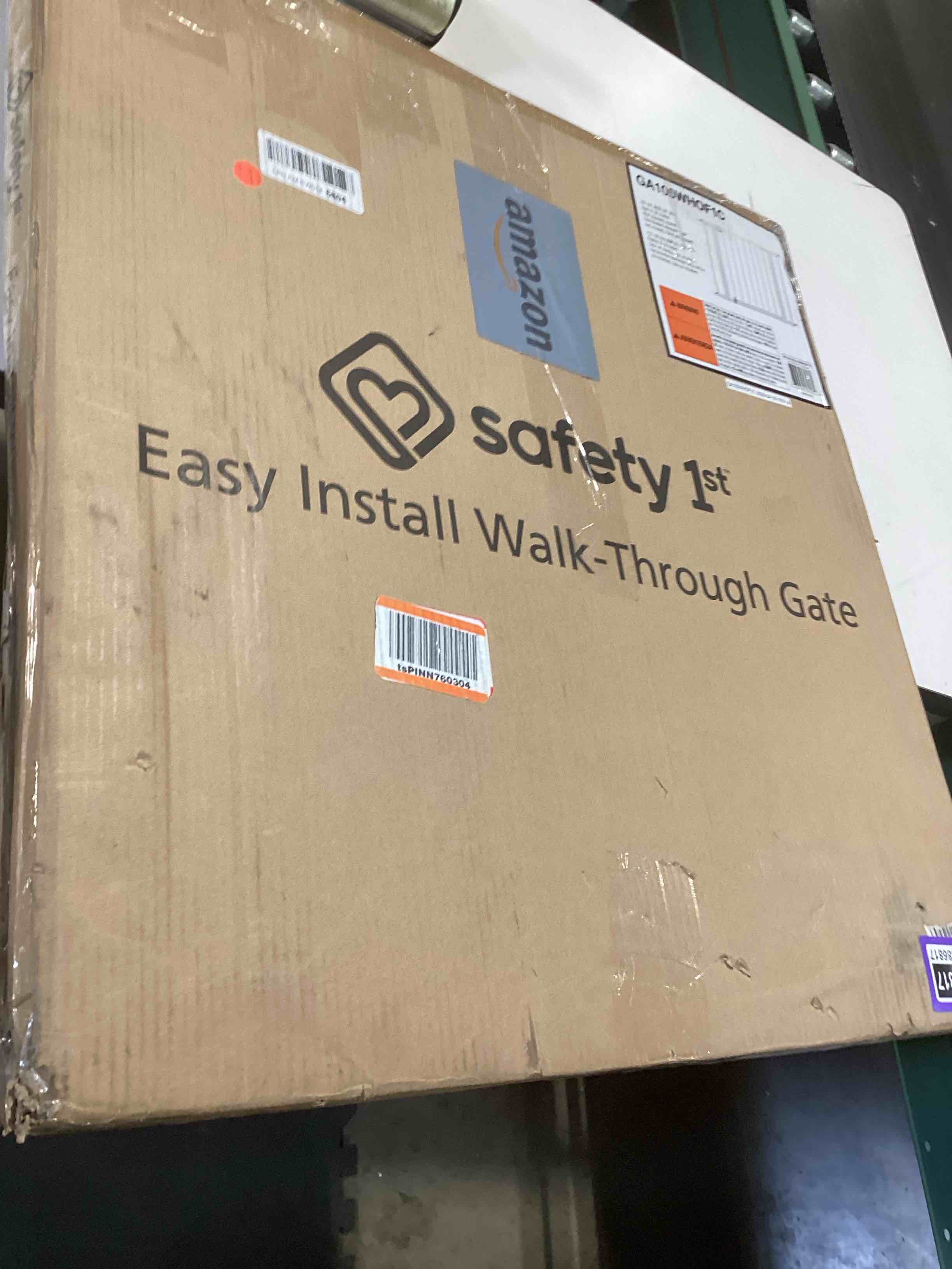 Condition photo showing Good Condition for Safety 1st Easy Install Walk Thru Baby Gate for Doorway With Door, Dog Gates, Fits 29"-38", Easy Install 28" Tall, White 1-Pack 29" to 38" Wide x 28" Tall White