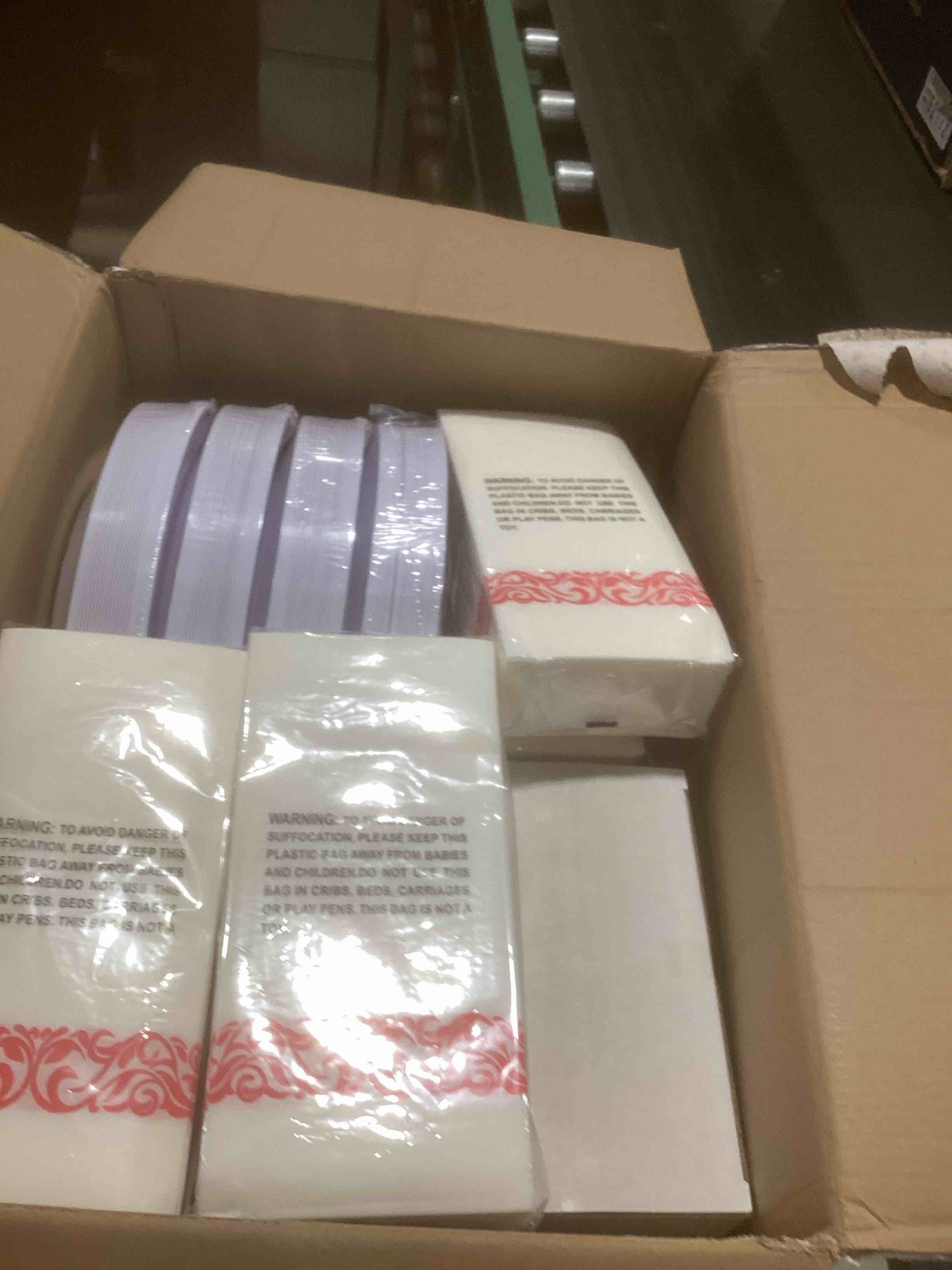 Condition photo showing New/Like New for SIMILAR TO…WELLIFE 700 Pcs Red Plastic Plates for 100 Guests - Plastic Dinnerware Set,Party Supplies Includes 200 Red Disposable Plates,300 Silverware,100 Napkins,100 Cups Red 700PCS