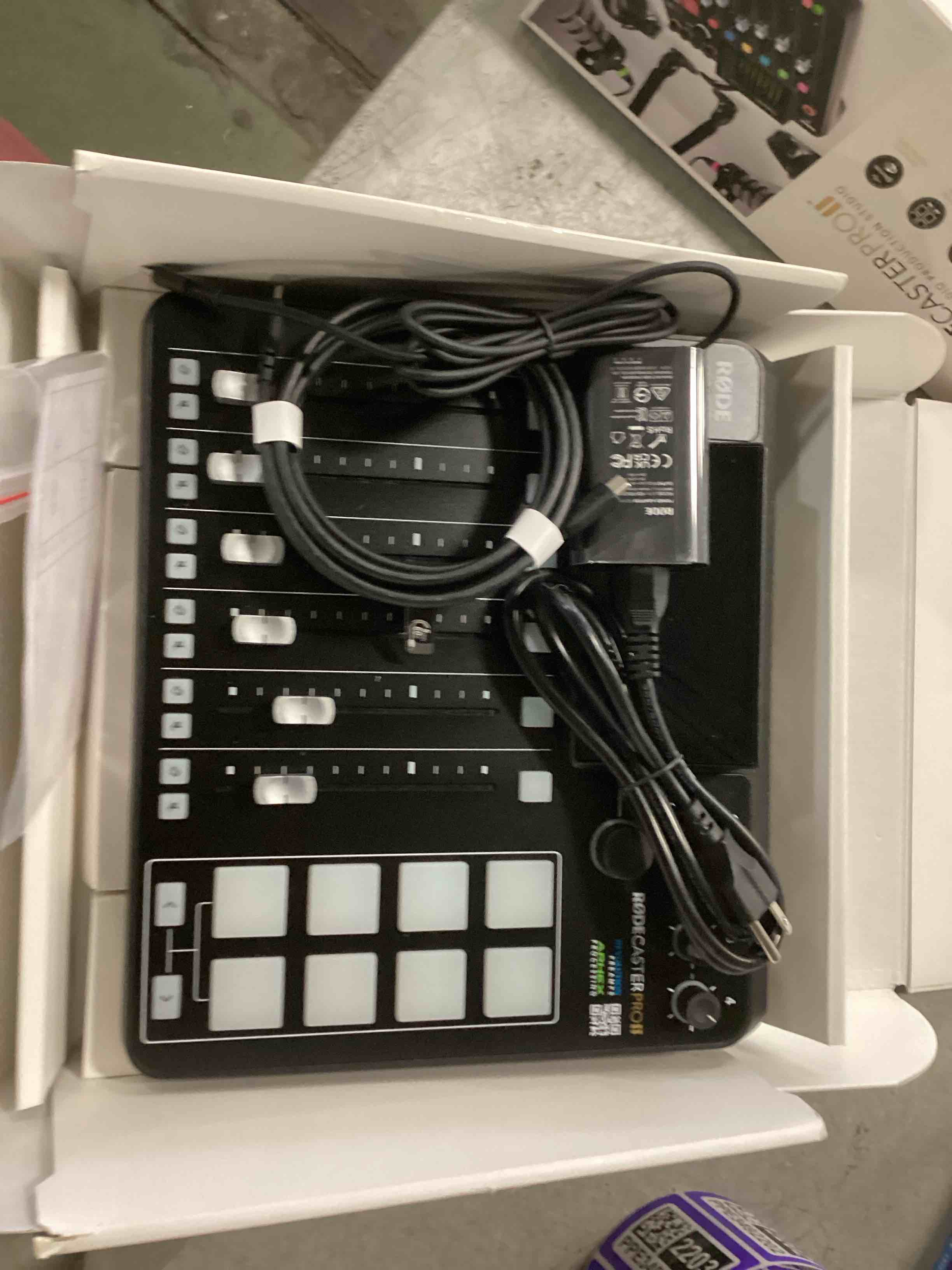 https://s3.amazonaws.com/lotting-images-prod/bidfta/PPE3492197_1747397807352.jpeg