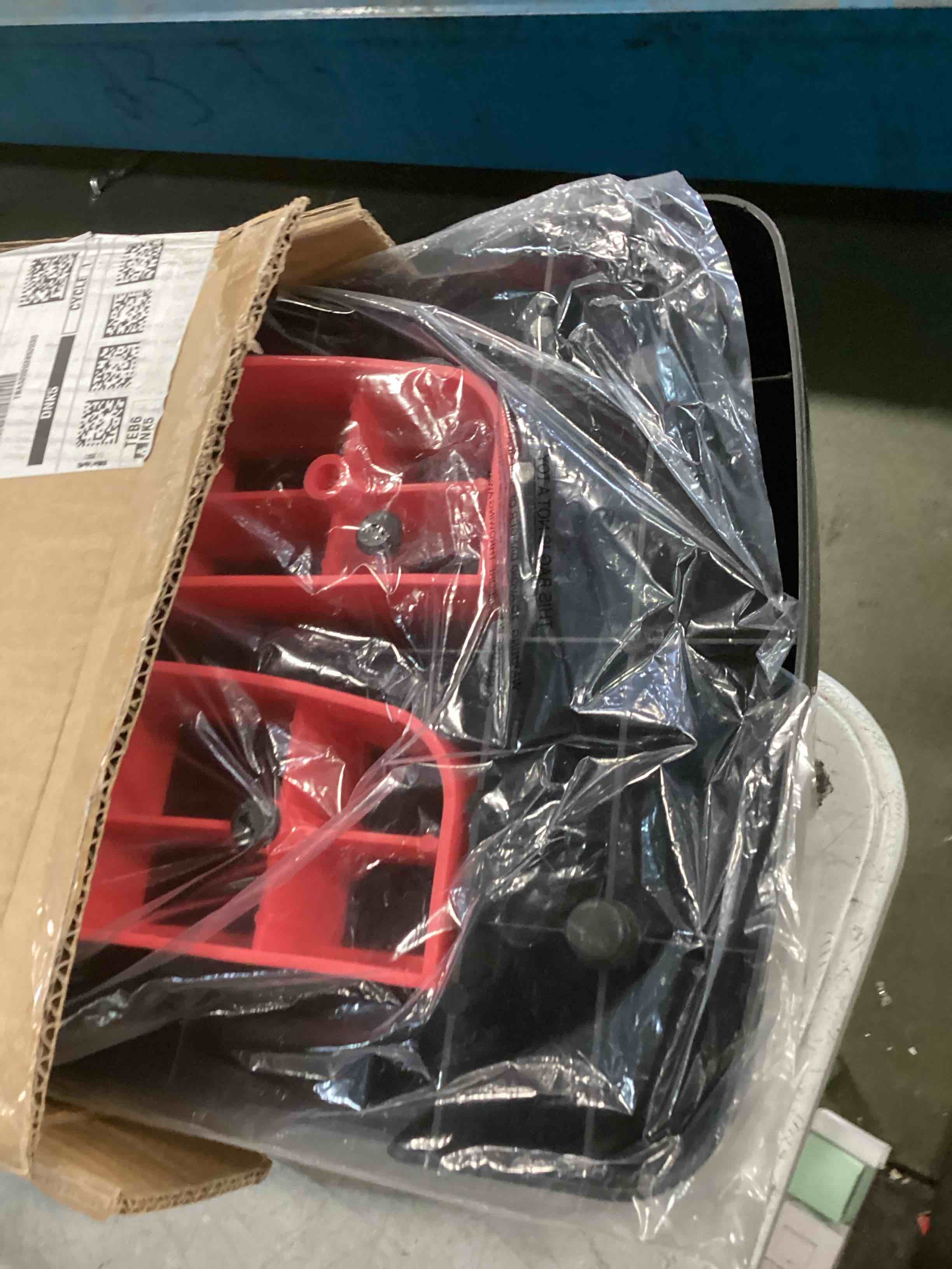 https://s3.amazonaws.com/lotting-images-prod/bidfta/PPE3493009_1746452387921.jpeg