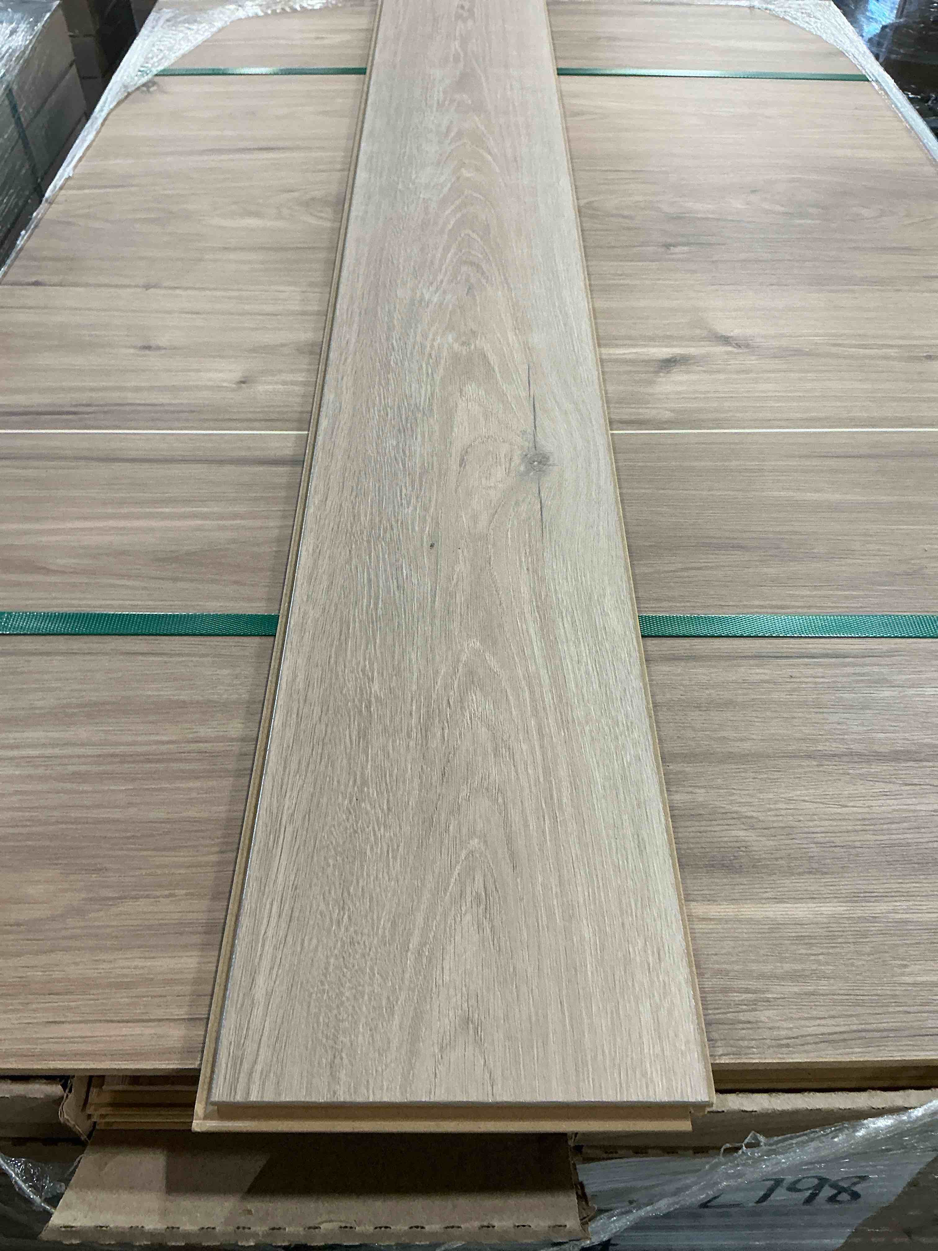 740.10 sq ft 7.5 x 50.75 10mm laminate flooring your bid per sq ft 
