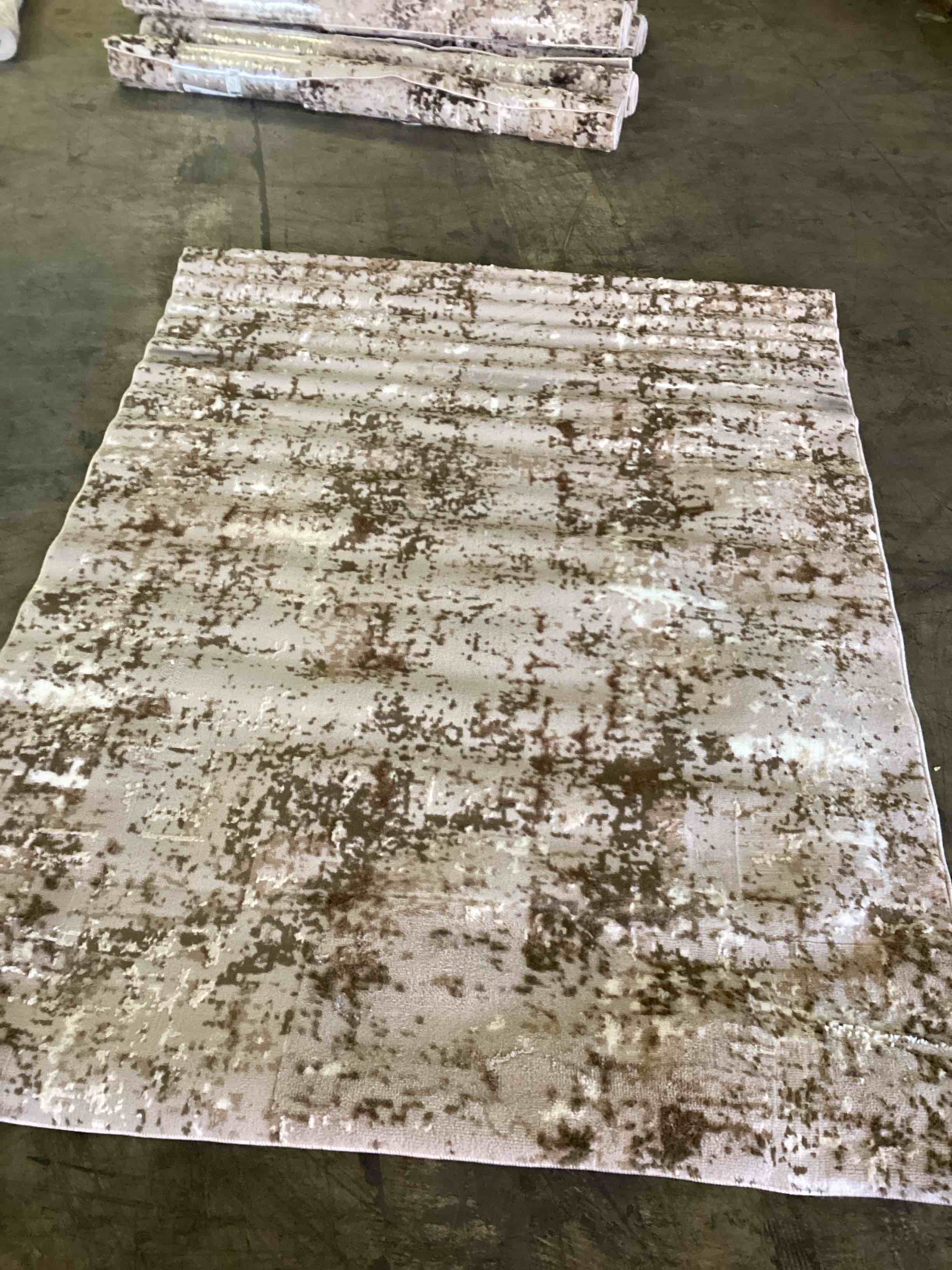 New Atlanta Collection Rug 5’ x 7’ beige/light beige