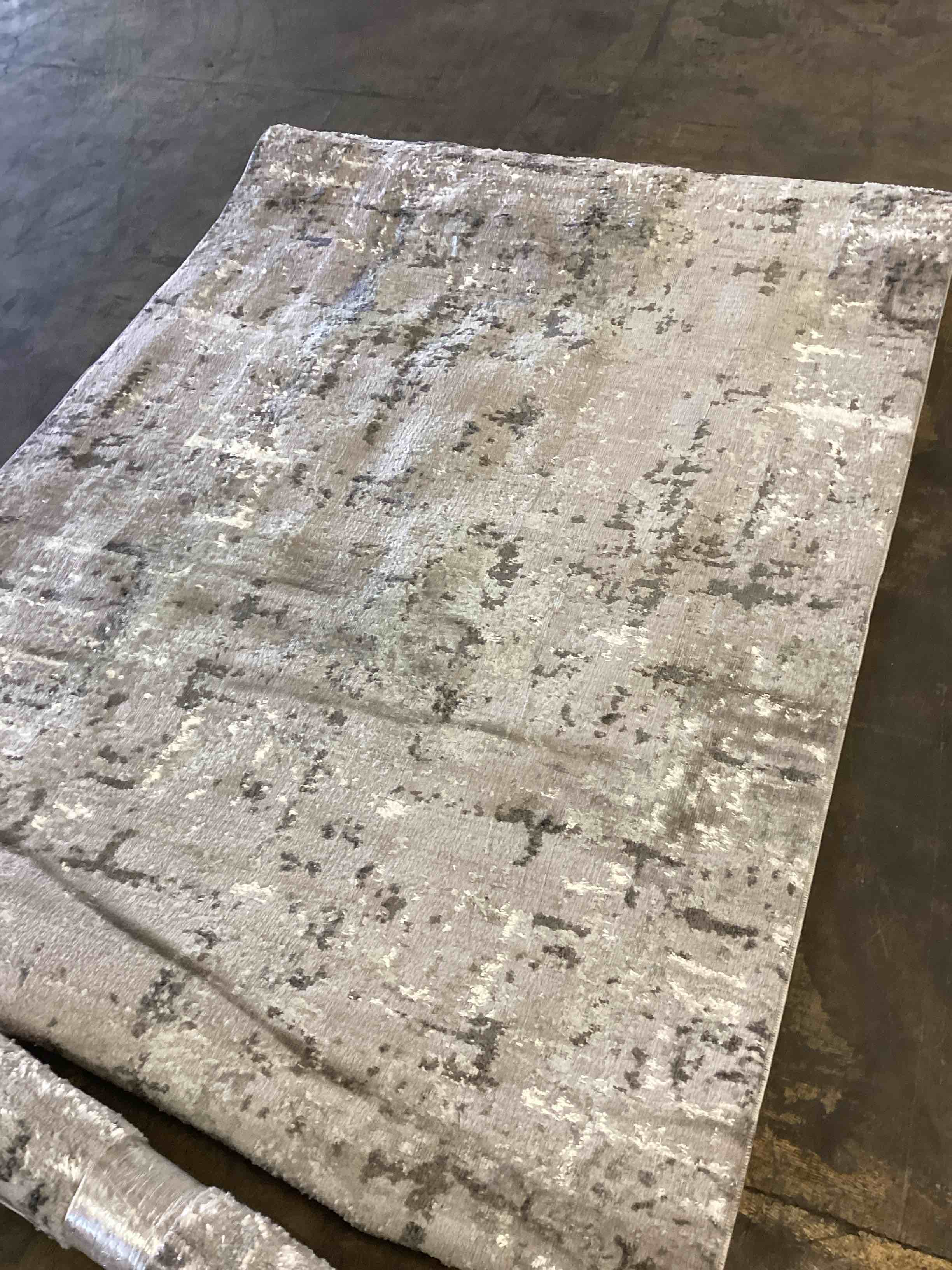 New Atlanta Rug  5’ x 7’ grey/light grey