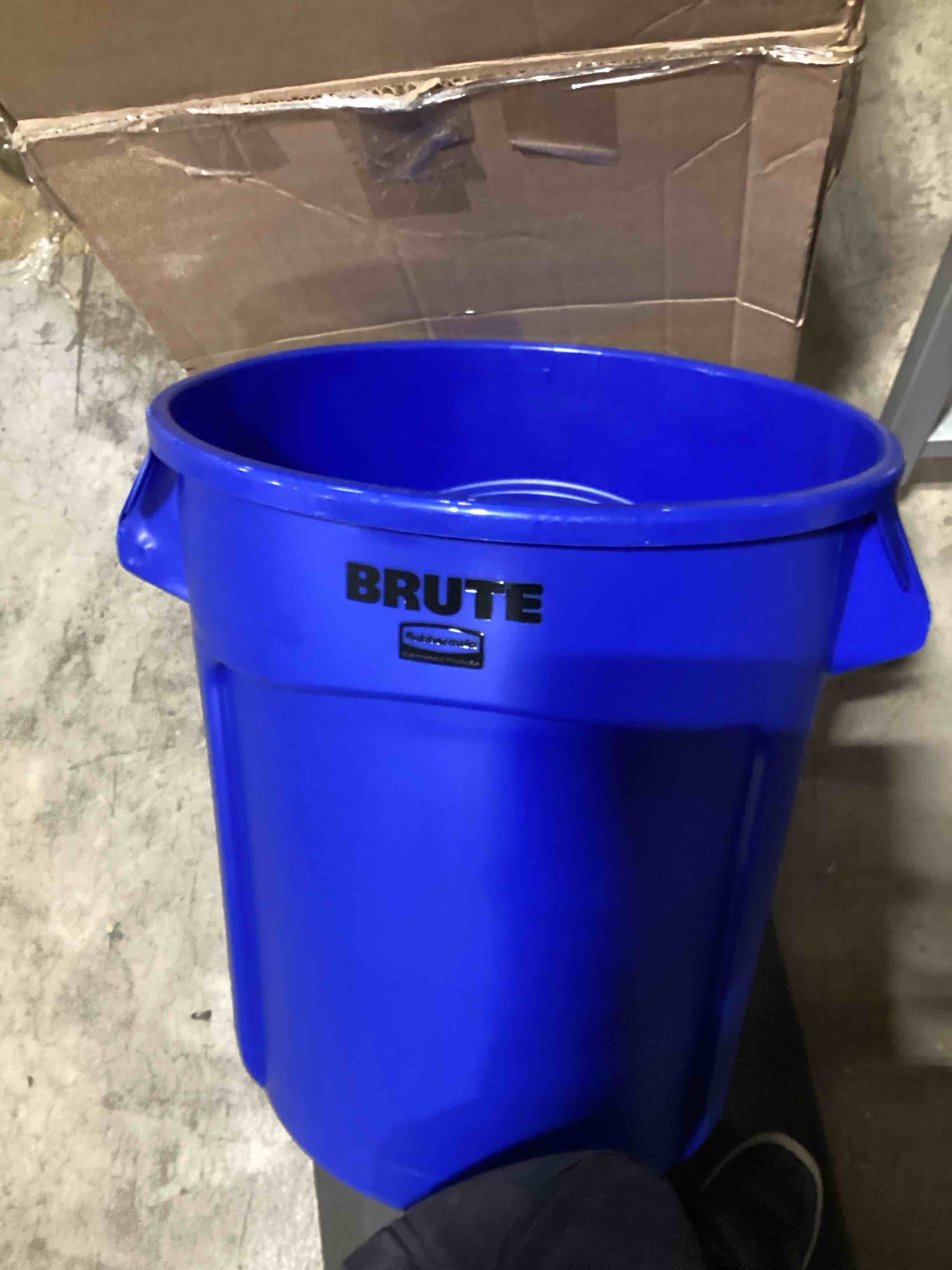 Rubbermaid Commercial Products BRUTE Heavy-Duty Round Trash/Garbage Can with Venting Channels - 44 Gallon - Blue (Pack of 1)