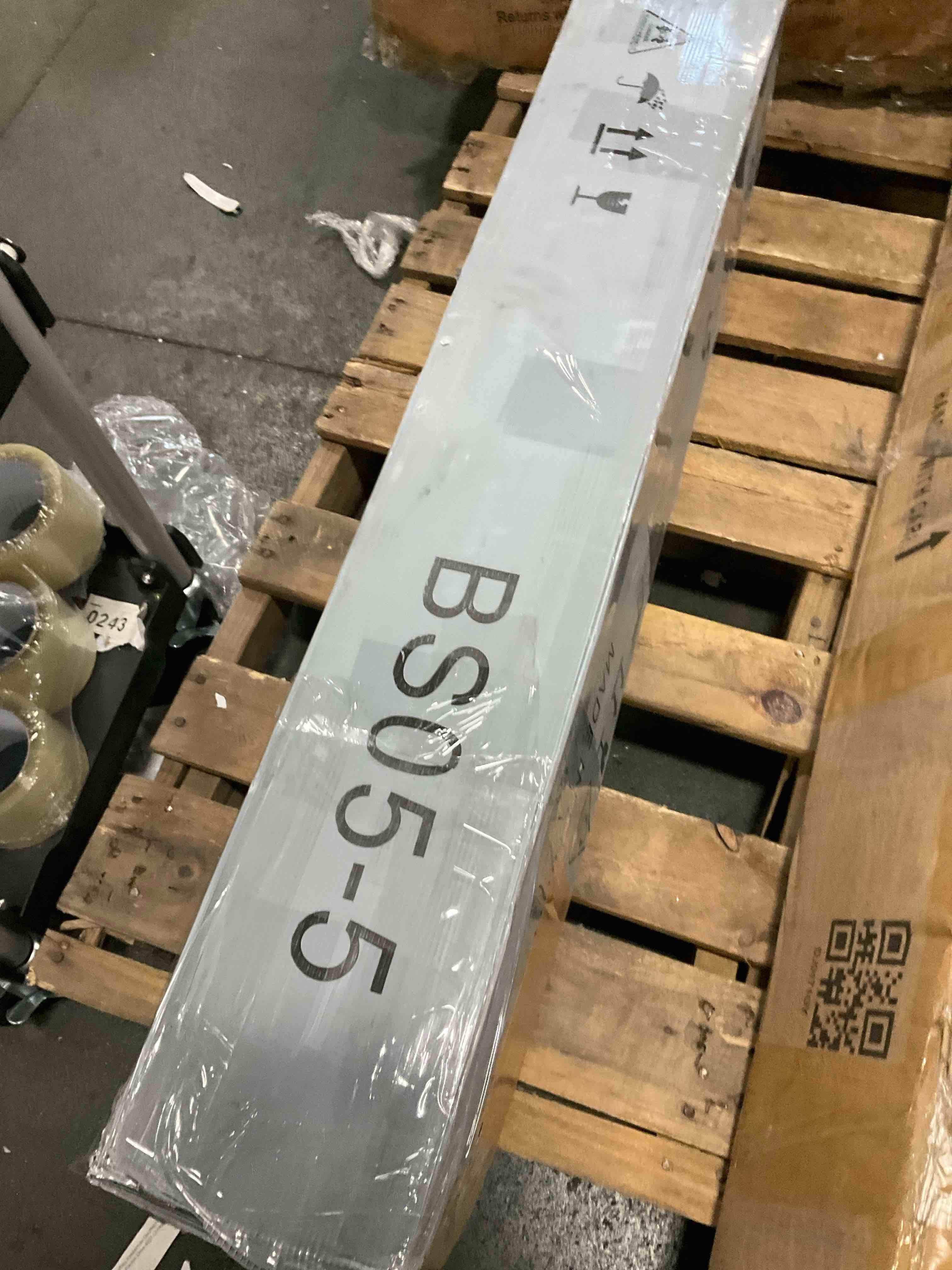 https://s3.amazonaws.com/lotting-images-prod/bidfta/PPE3658211_1751289824463.jpeg