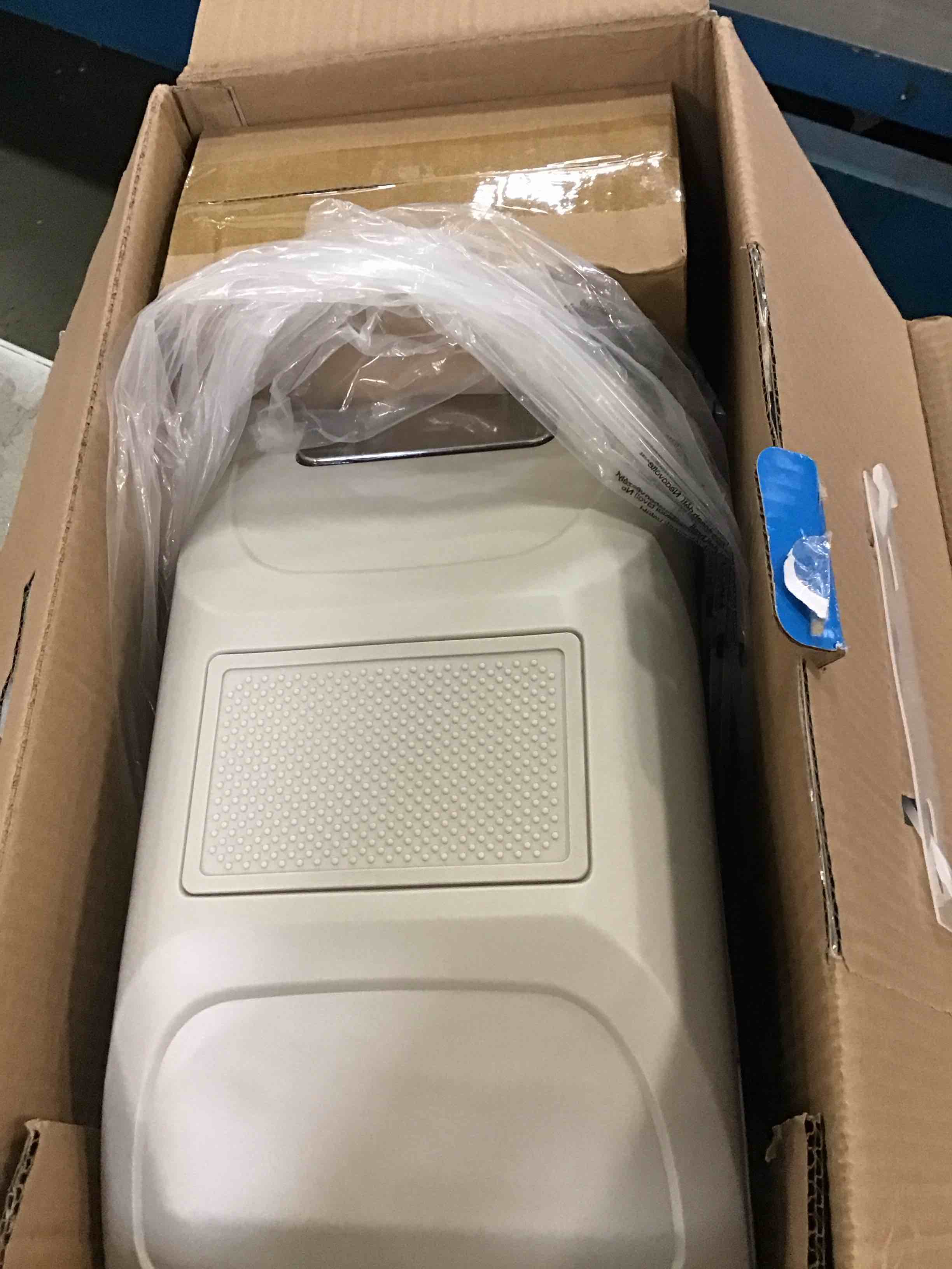 https://s3.amazonaws.com/lotting-images-prod/bidfta/PPE3694232_1747752865362.jpeg