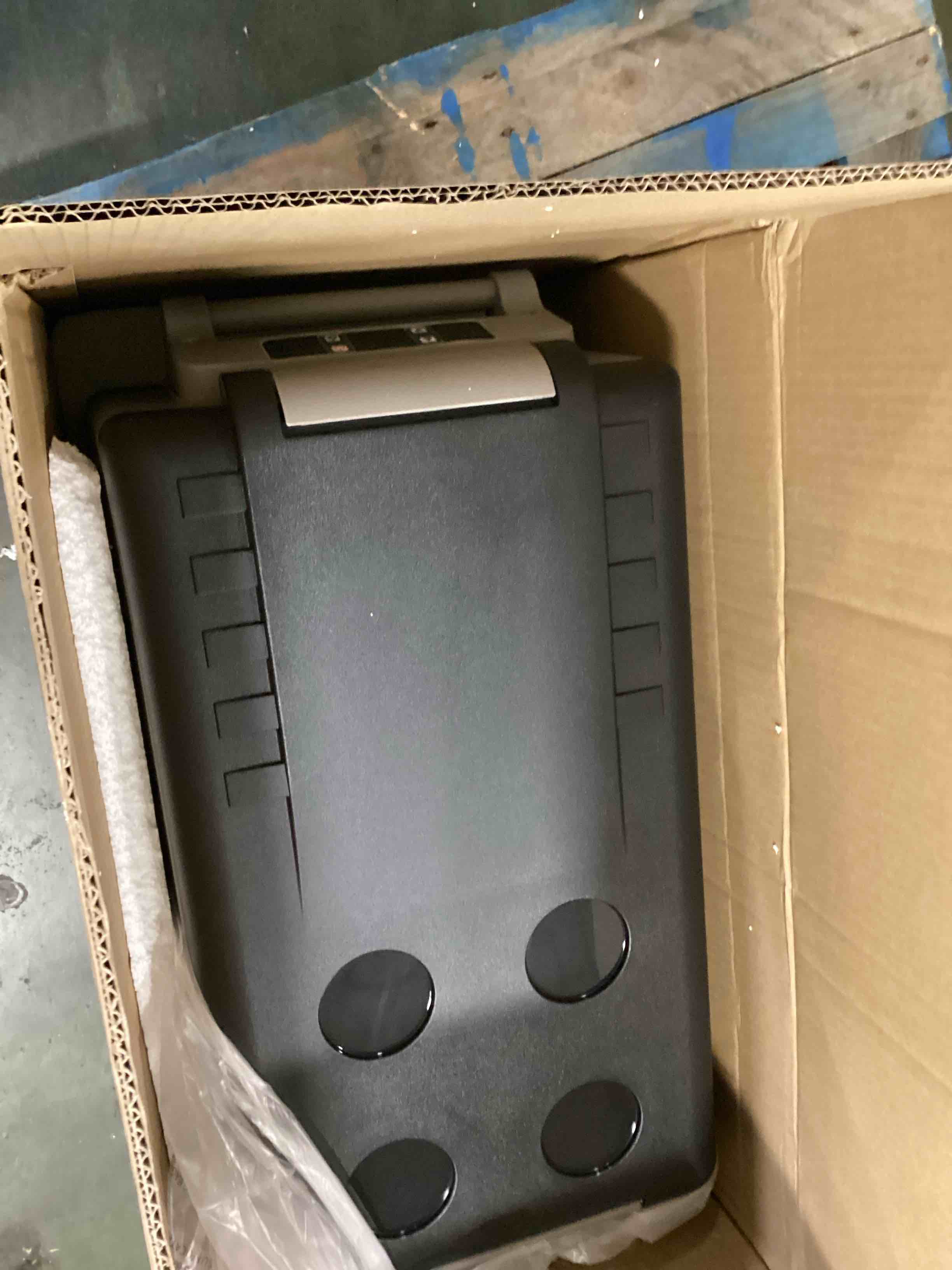 https://s3.amazonaws.com/lotting-images-prod/bidfta/PPE3701323_1748972871563.jpeg
