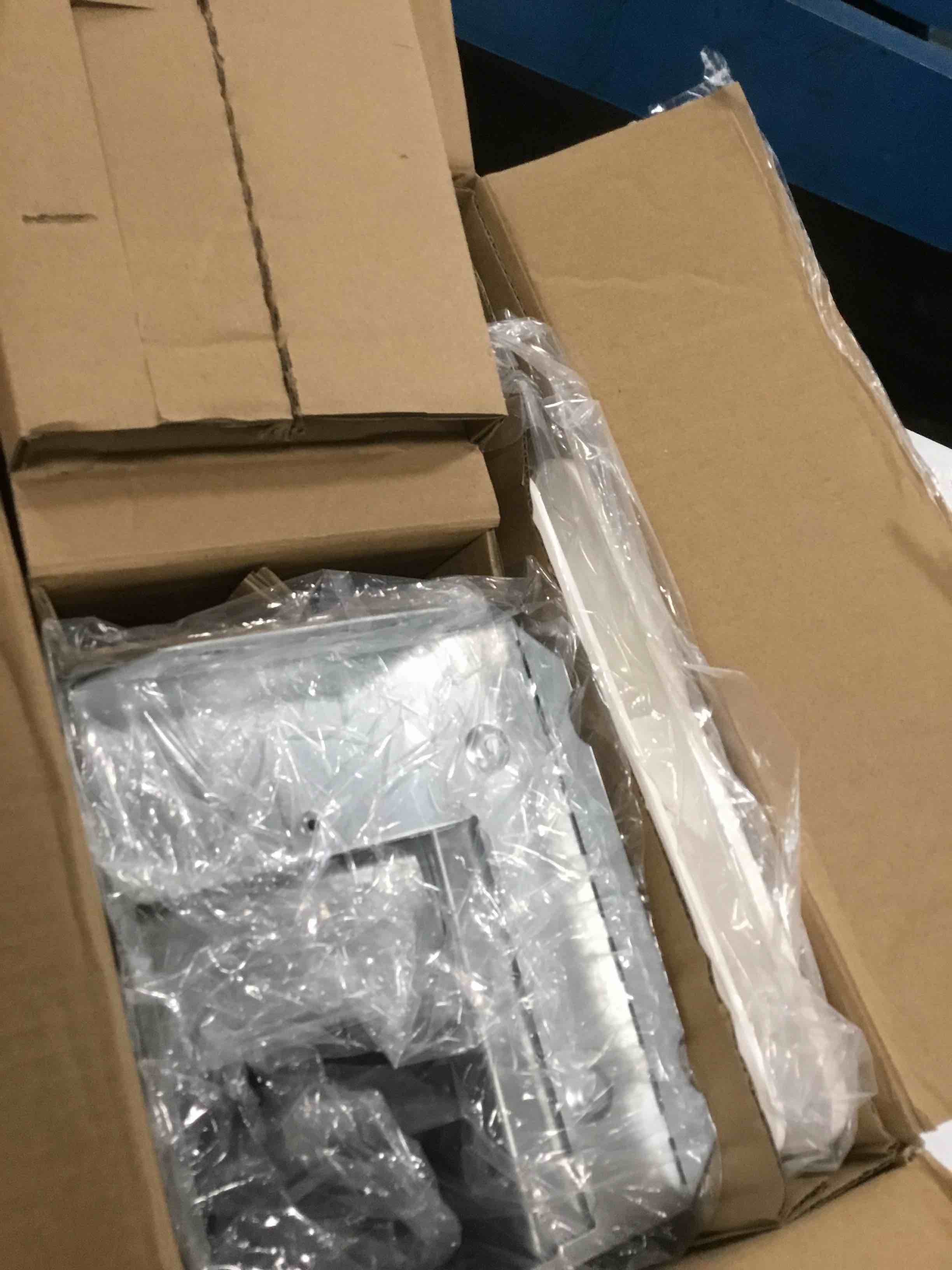 https://s3.amazonaws.com/lotting-images-prod/bidfta/PPE3703005_1747407603896.jpeg