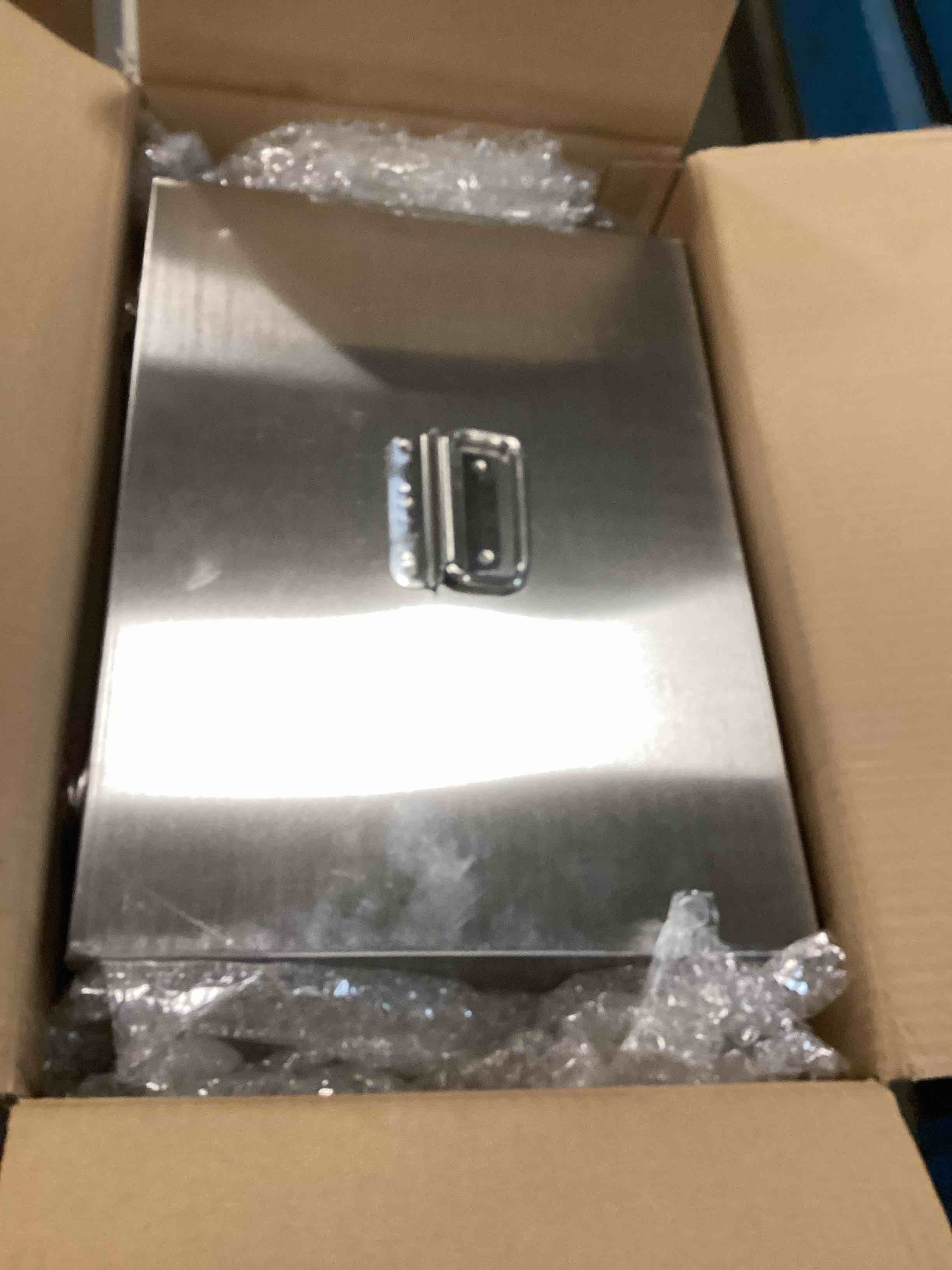 https://s3.amazonaws.com/lotting-images-prod/bidfta/PPE3708505_1749141062916.jpeg