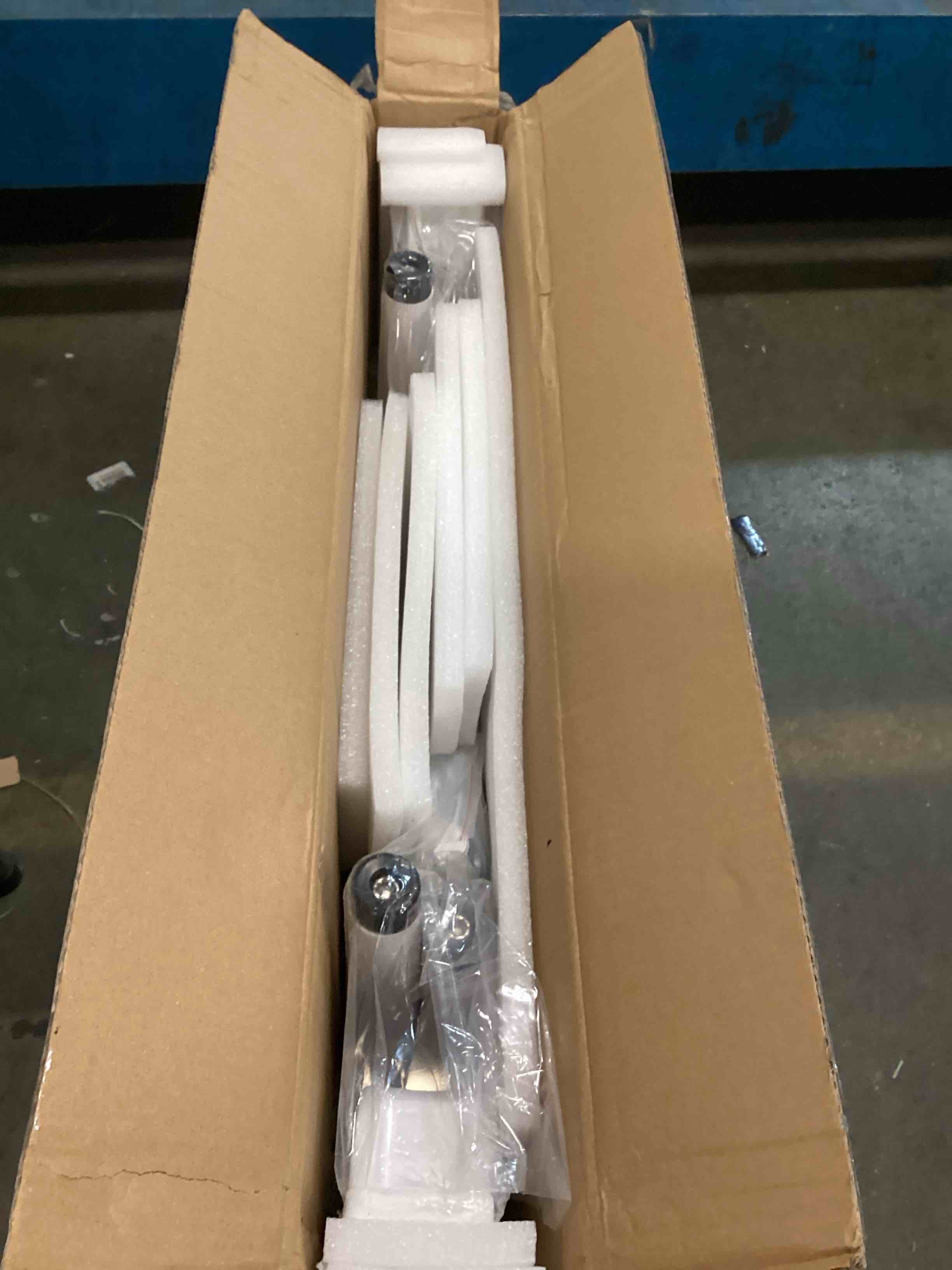 https://s3.amazonaws.com/lotting-images-prod/bidfta/PPE3708967_1749304387582.jpeg
