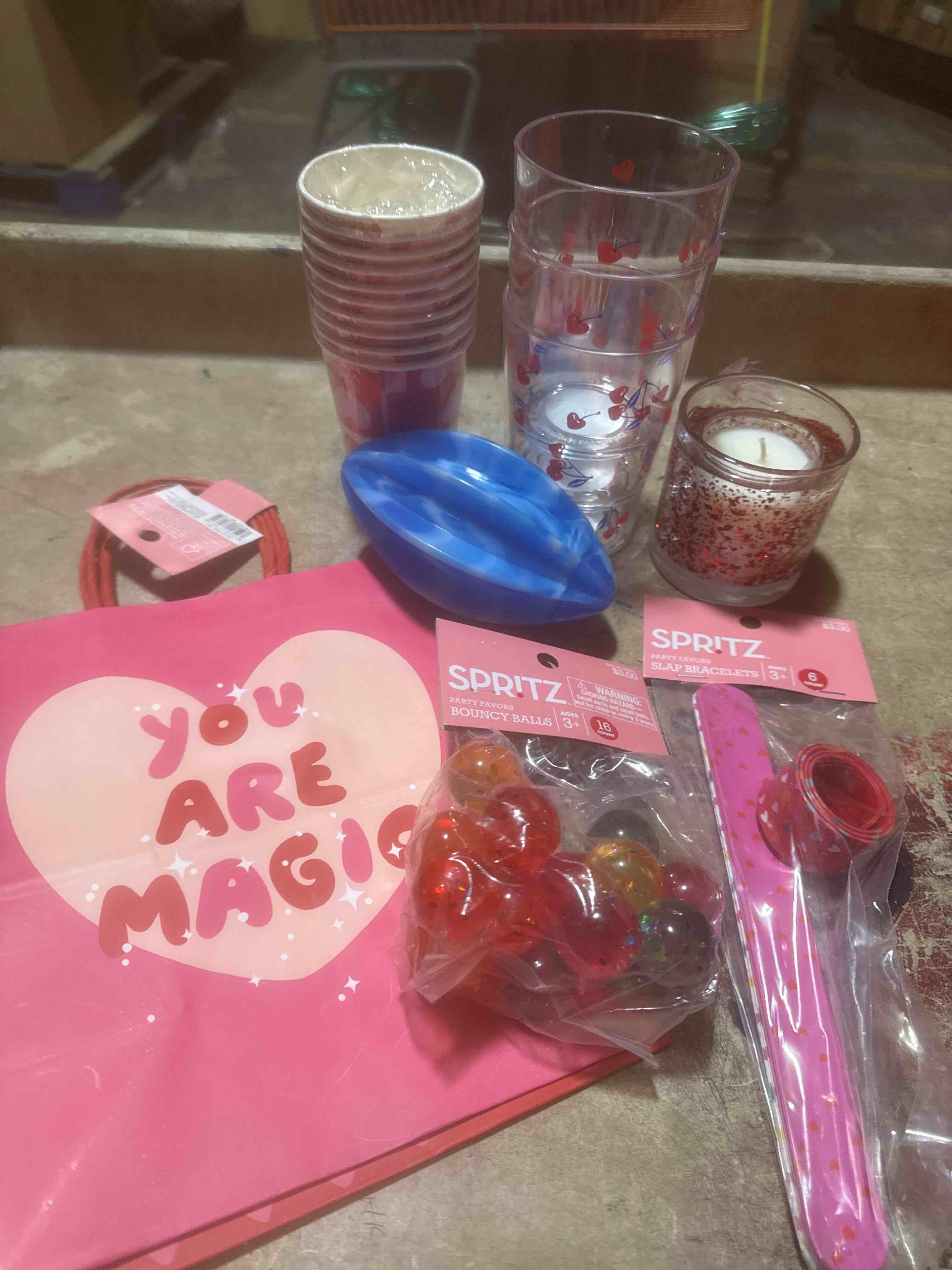 Condition photo showing New/Like New for assorted Valentine’s Day accessories and decor 