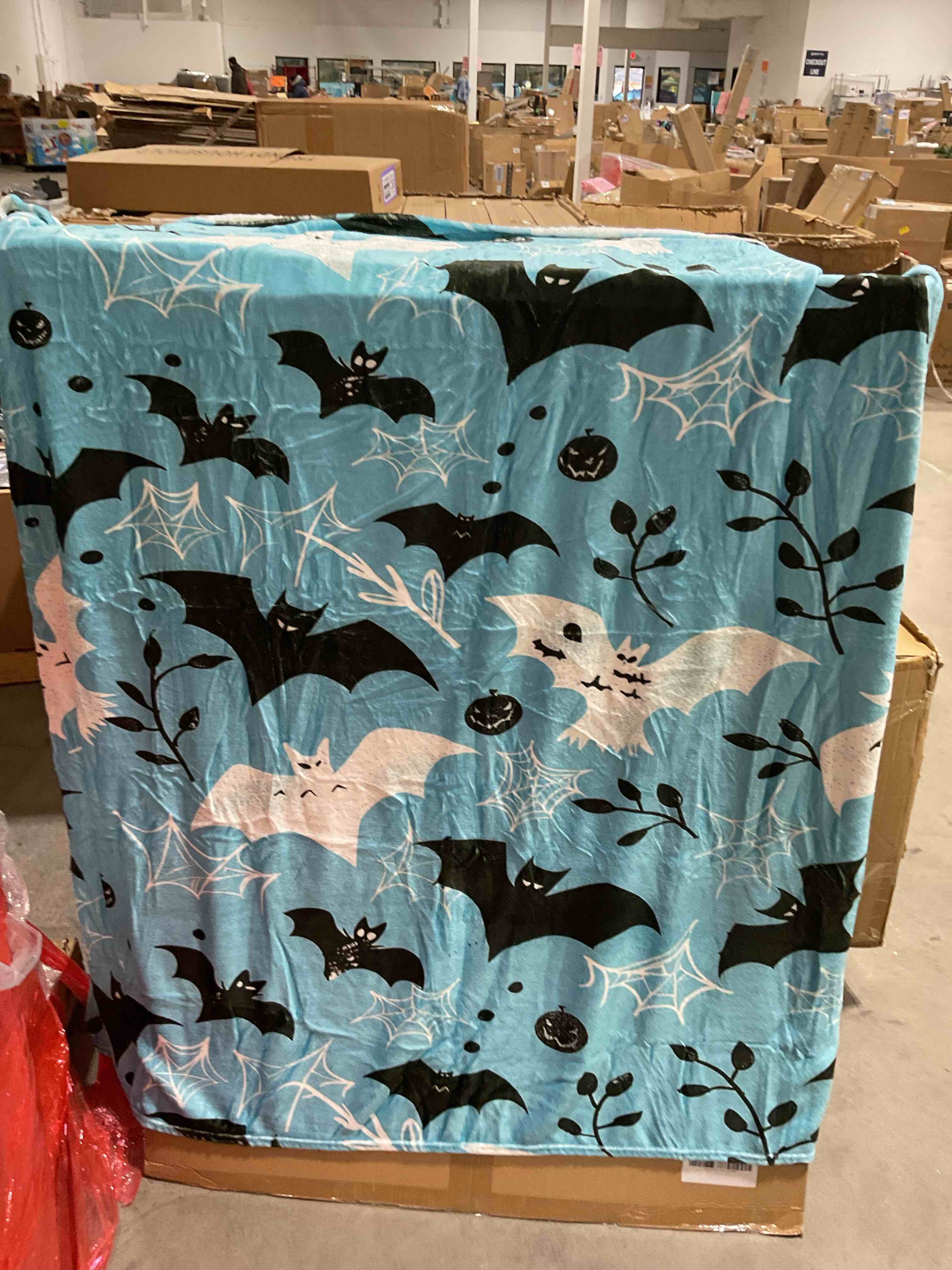 Blue and white bat design blanket, 130 cm x 150 cm