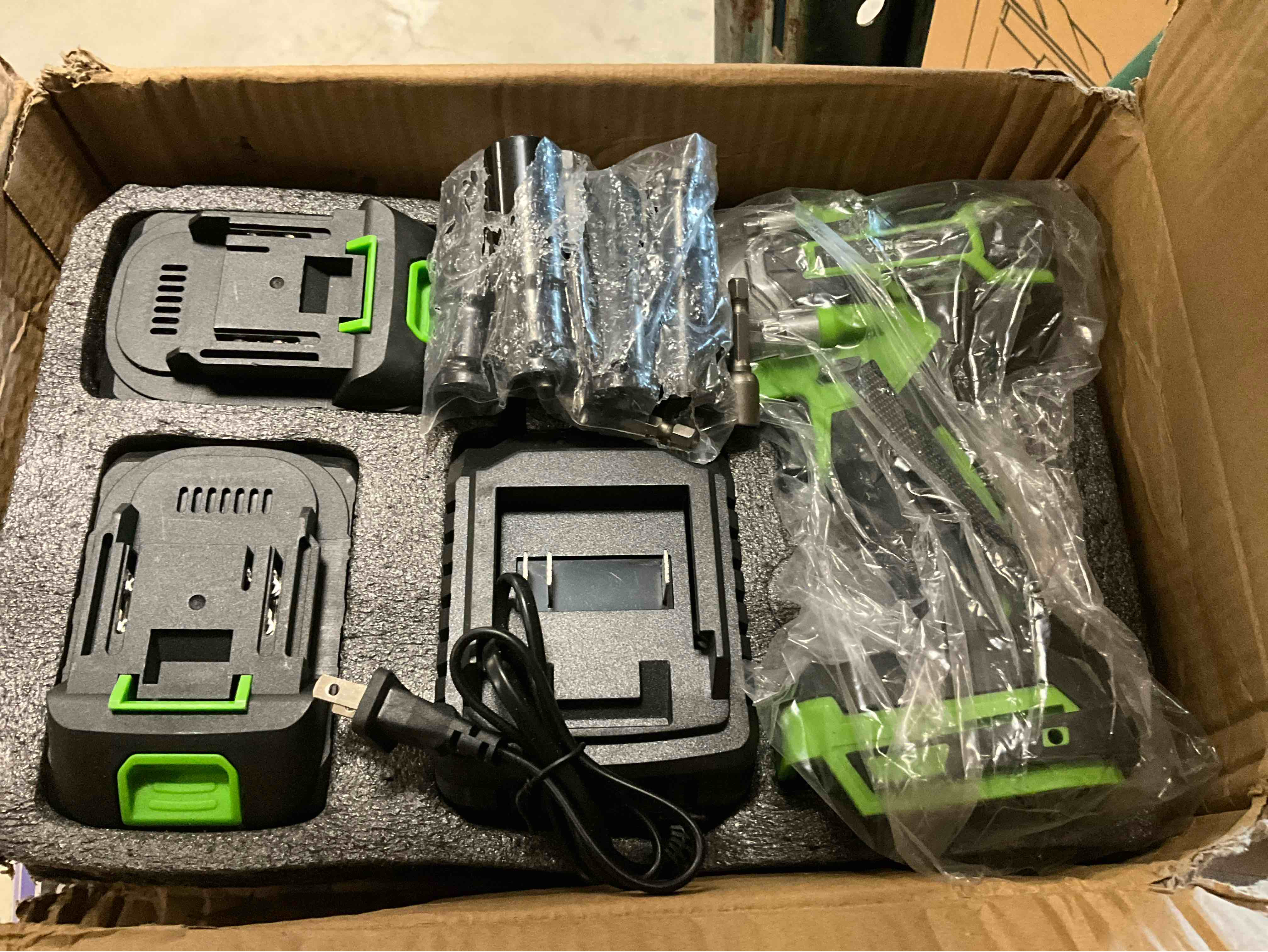 YUNXI Brushless Impact Wrench Green, Includes 2 Batteries, Charger And More