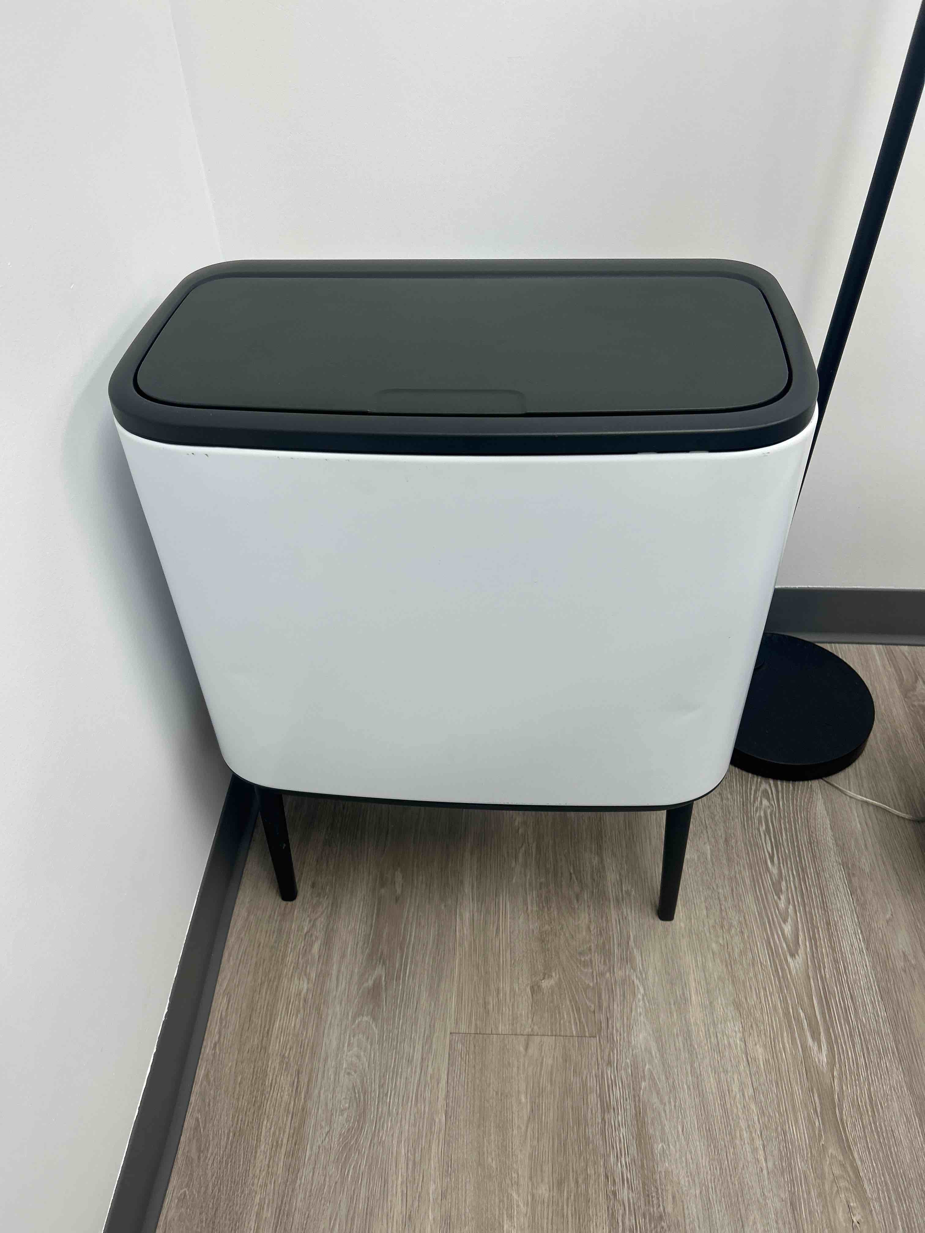 waste basket with click top lid 