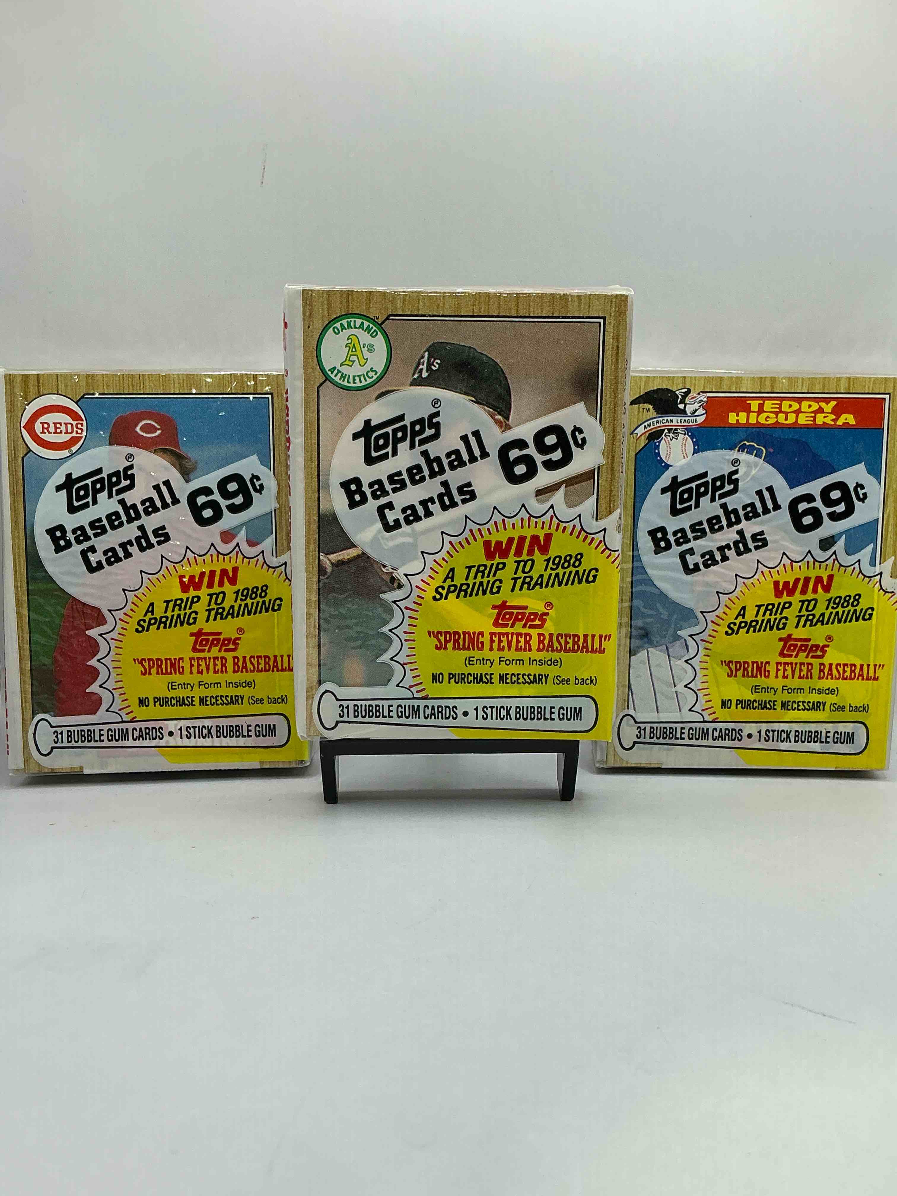 Loaded, Loaded, Loaded! 1987 Topps Baseball 31 Card Cello Pack- 1987 Topps Baseball Is A Loaded Year With Rookie Cards From Barry Bonds (PSA 10 $ 300+), Bo Jackson, Jose Canseco & More! Packs From This Year Are Super Roret Excellent Condition Direct From Original Retail Case!