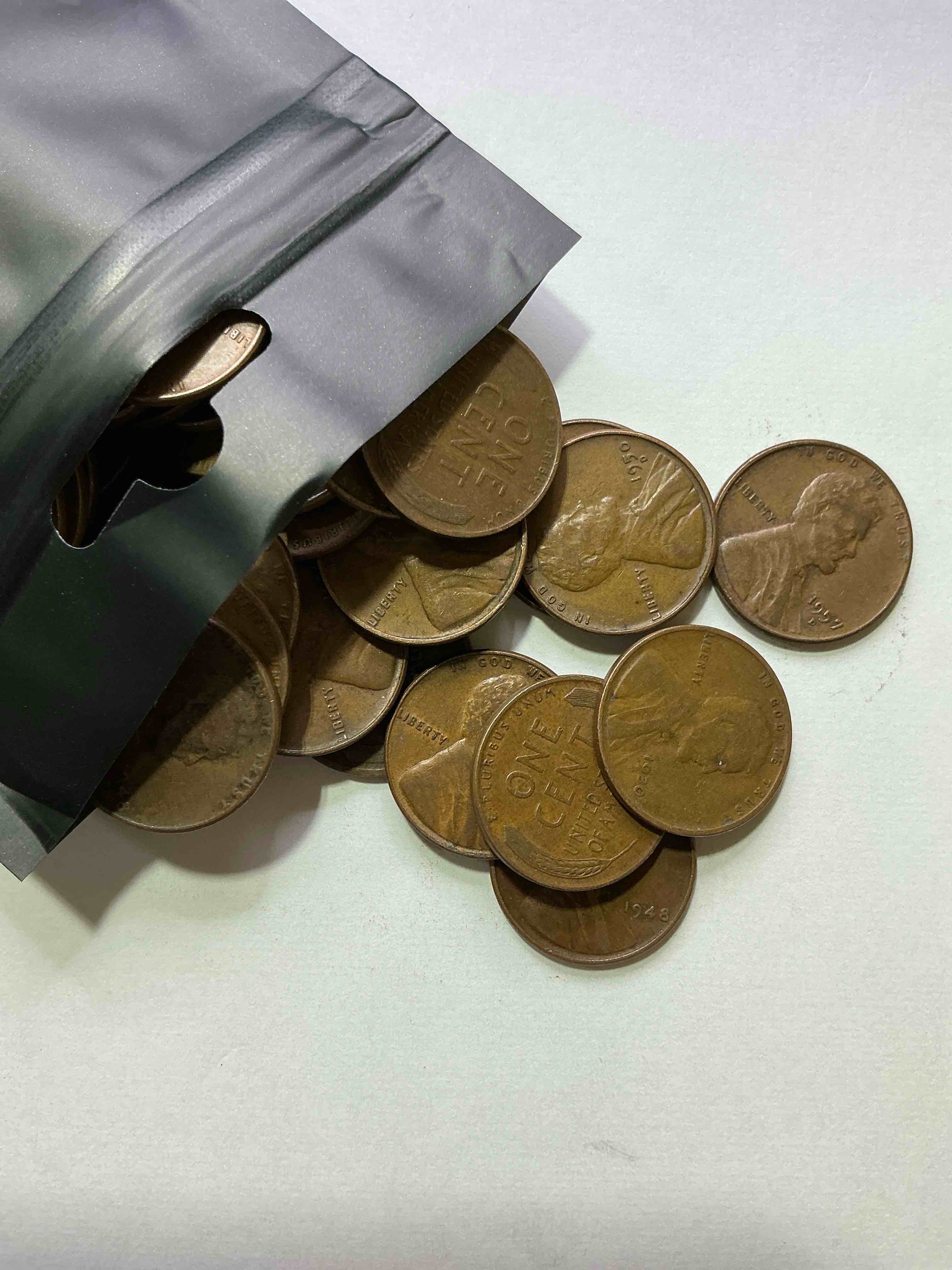 Antique Wheat Pennies 50 Count Un-Searched Lot! Wheat Pennies Were Minted From 1909-1958 Originally Replacing The Indian Head Penny. There Are Many, Many Interesting & Valuable Years / Mint Marks In Wheat Pennies, Win This Lot & Have Fun Searching To See What You Get! A Great Way To Start Collecting Antique Coins!