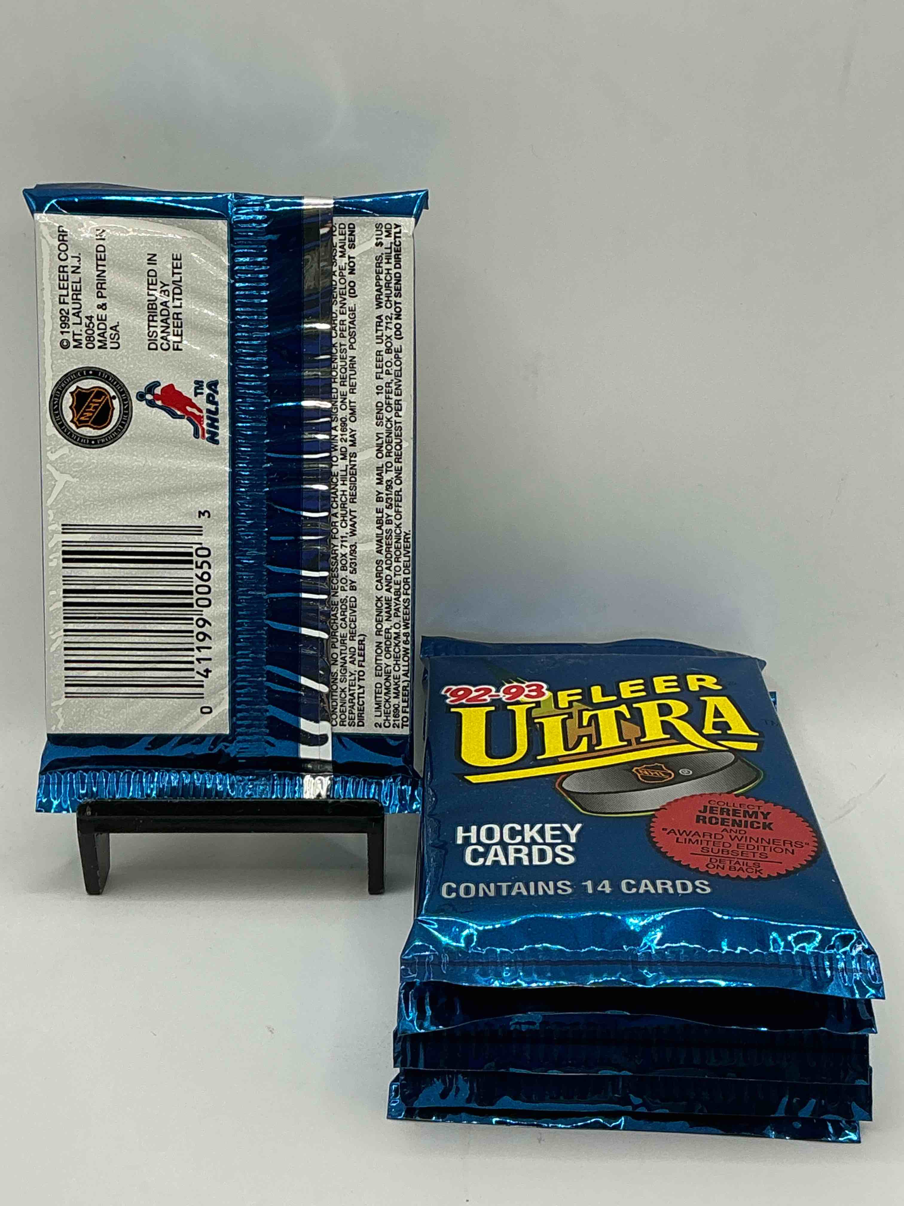 Condition photo showing New/Like New for 1992-93 hockey! 1992-93 fleer ultra hockey unopened packs! 14 premium hockey cards in a pack! search for legends & stars from jaromir jagr, sergei fedorov, mike modano & more! insane hockey packs!