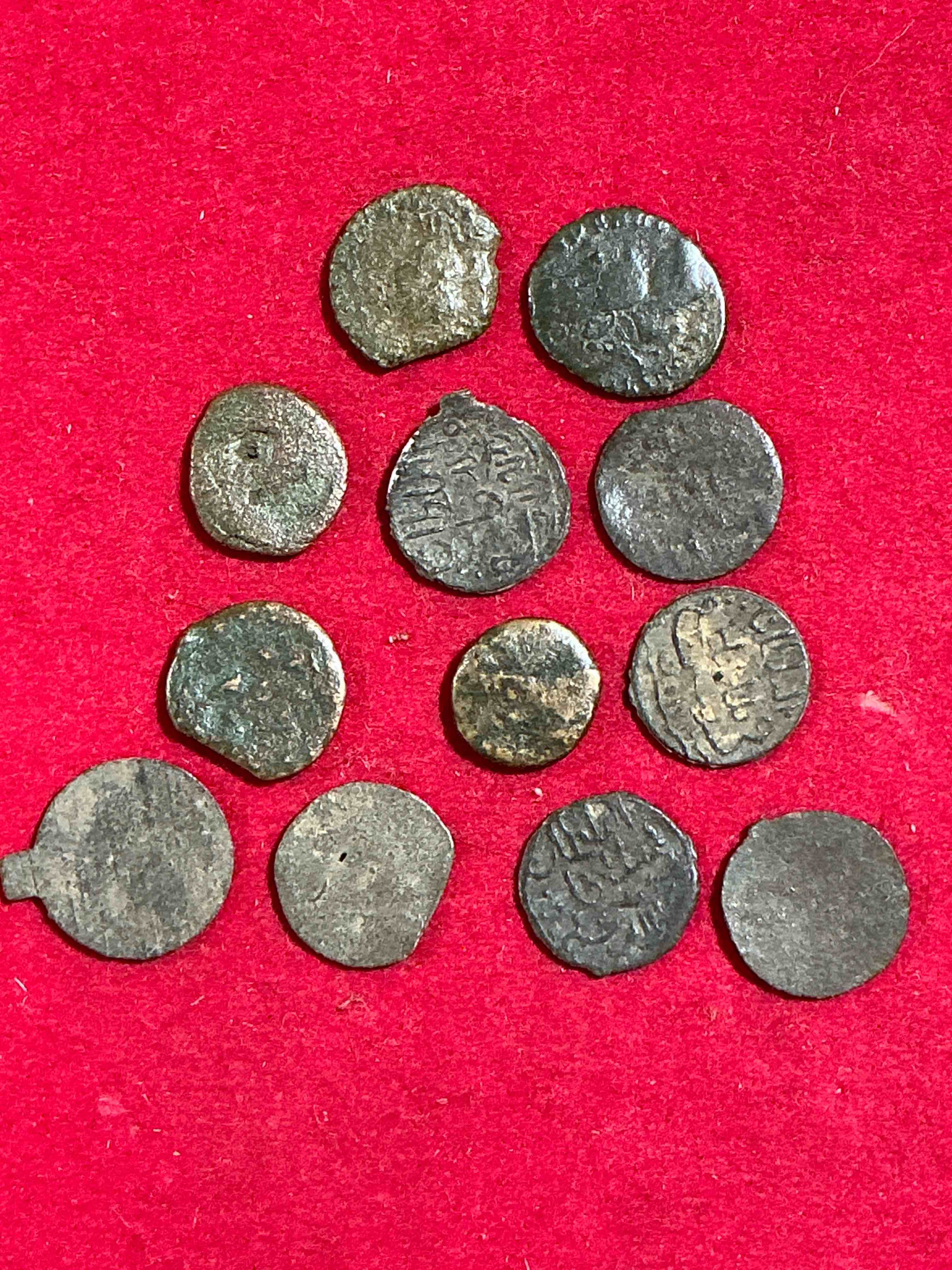 Ancient Roman Coins! 1,600-1700 YEARS OLD Approximately! Check Out These Amazing Authentic Pieces Of History, Ancient Roman Bronze Coins From The Approx 300 to 400 A.D Era... Serious Pieces Of History & Serious Colléctor Items! Own Authentic Pieces Of Ancient History!