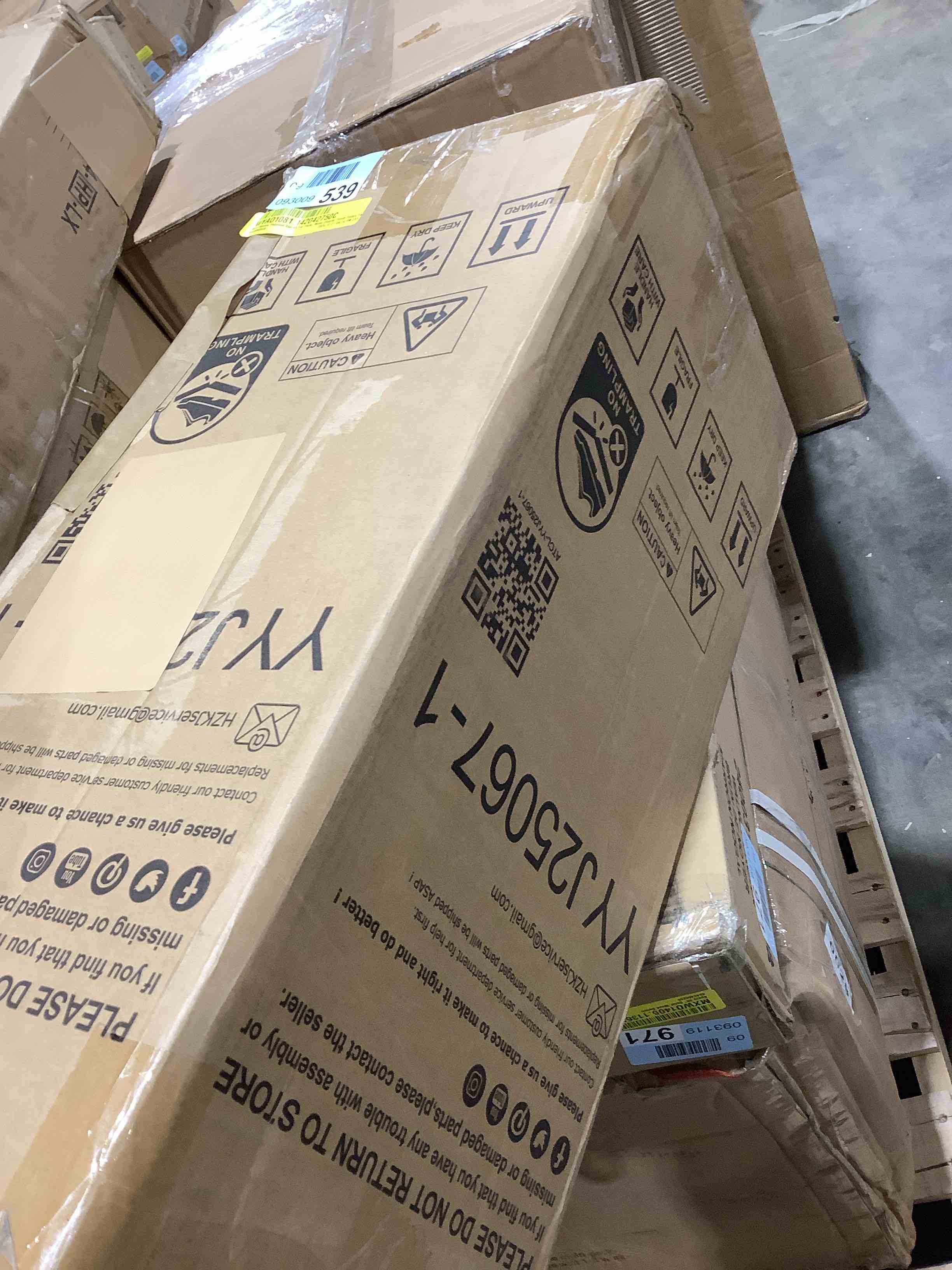 Condition photo showing Good Condition for Three-piece square pedestal stands for party, metal display plinth pillars